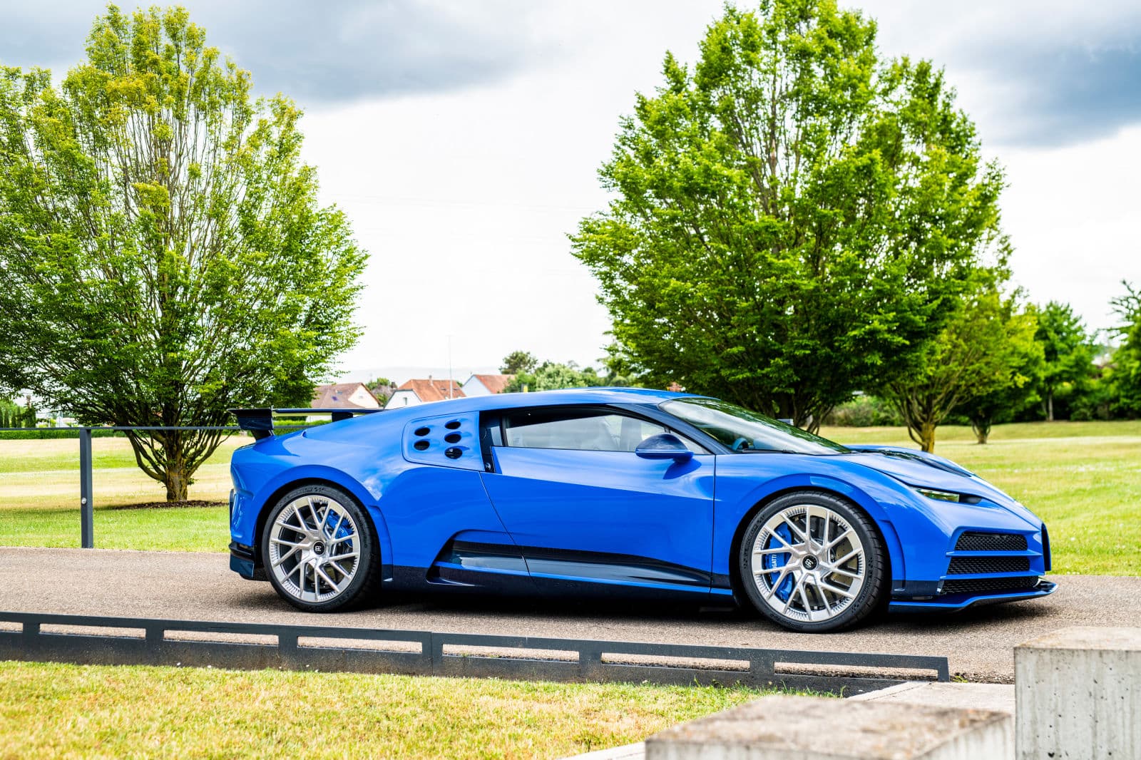 The future owner of the Centodieci chose the classic combination of Bugatti Blue and silver for the wheels to pay tribute to his EB110 model adorned with the same iconic colors.