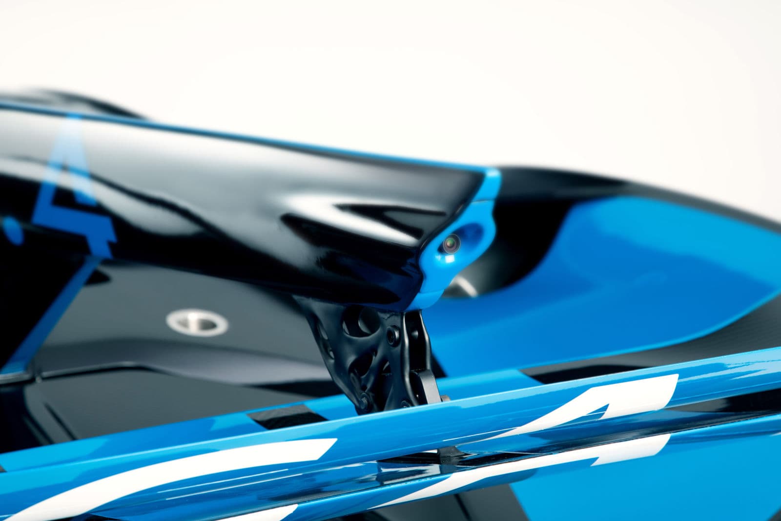 Laminated mounting bracket for the rear wing