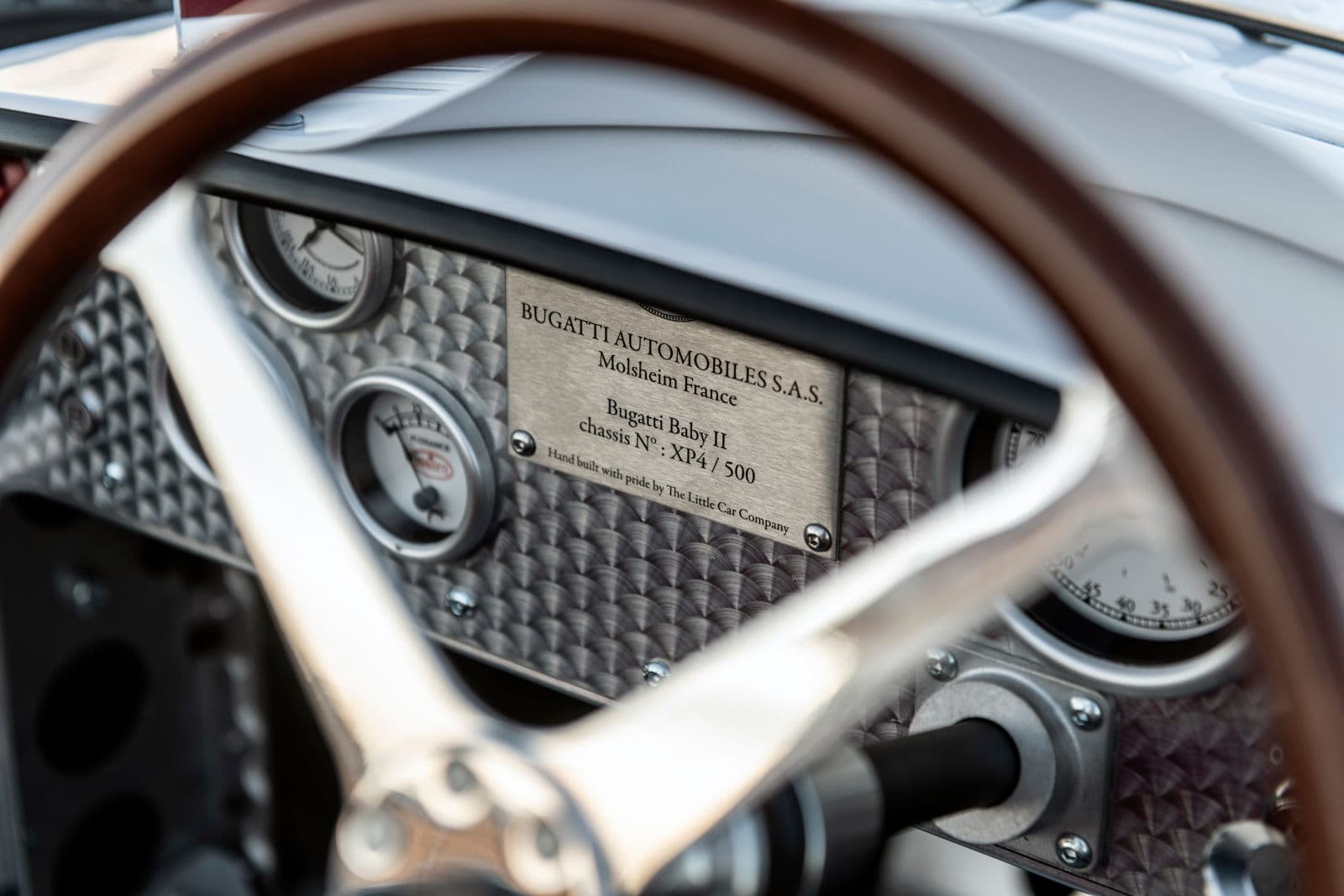 Jeder Bugatti Baby II ist mit einer individuellen Chassis-Plakette ausgestattet, die das Design des Veyron widerspiegelt.