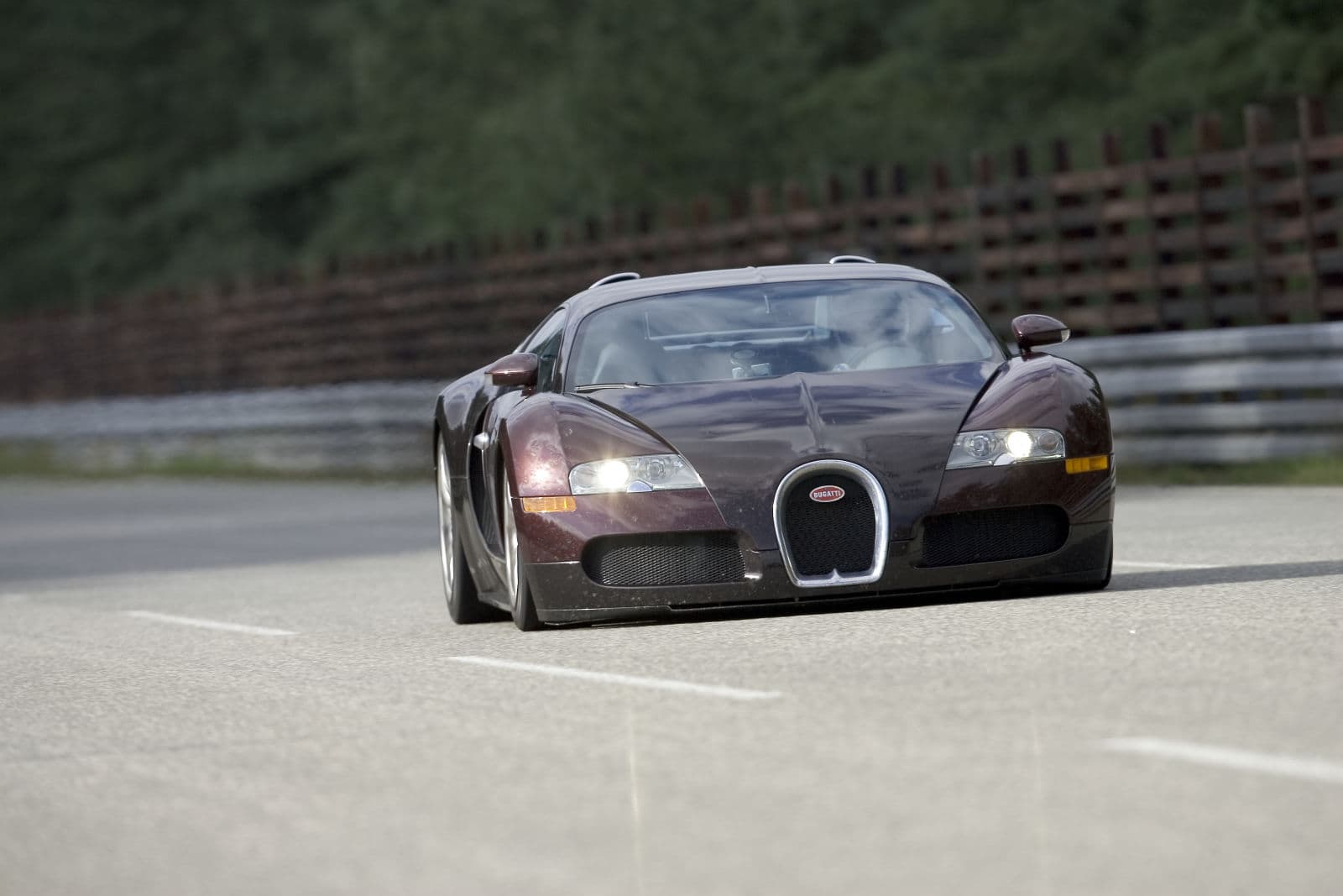 Vor 15 Jahren schafft der Bugatti Veyron 16.4 das Unmögliche: Als erstes Serienfahrzeug überhaupt durchbricht er die 400 km/h-Grenze.