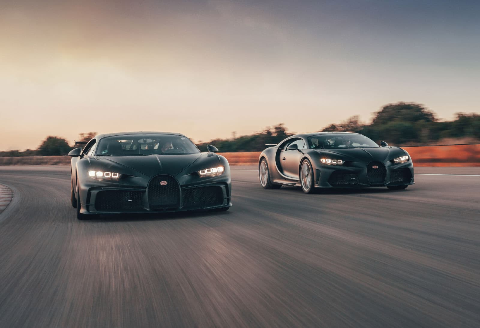 La Bugatti Chiron Pur Sport et la Bugatti Chiron Super Sport 300+: Pour la première fois, les deux véhicules exceptionnels se rencontre au Nardò Technical Center.