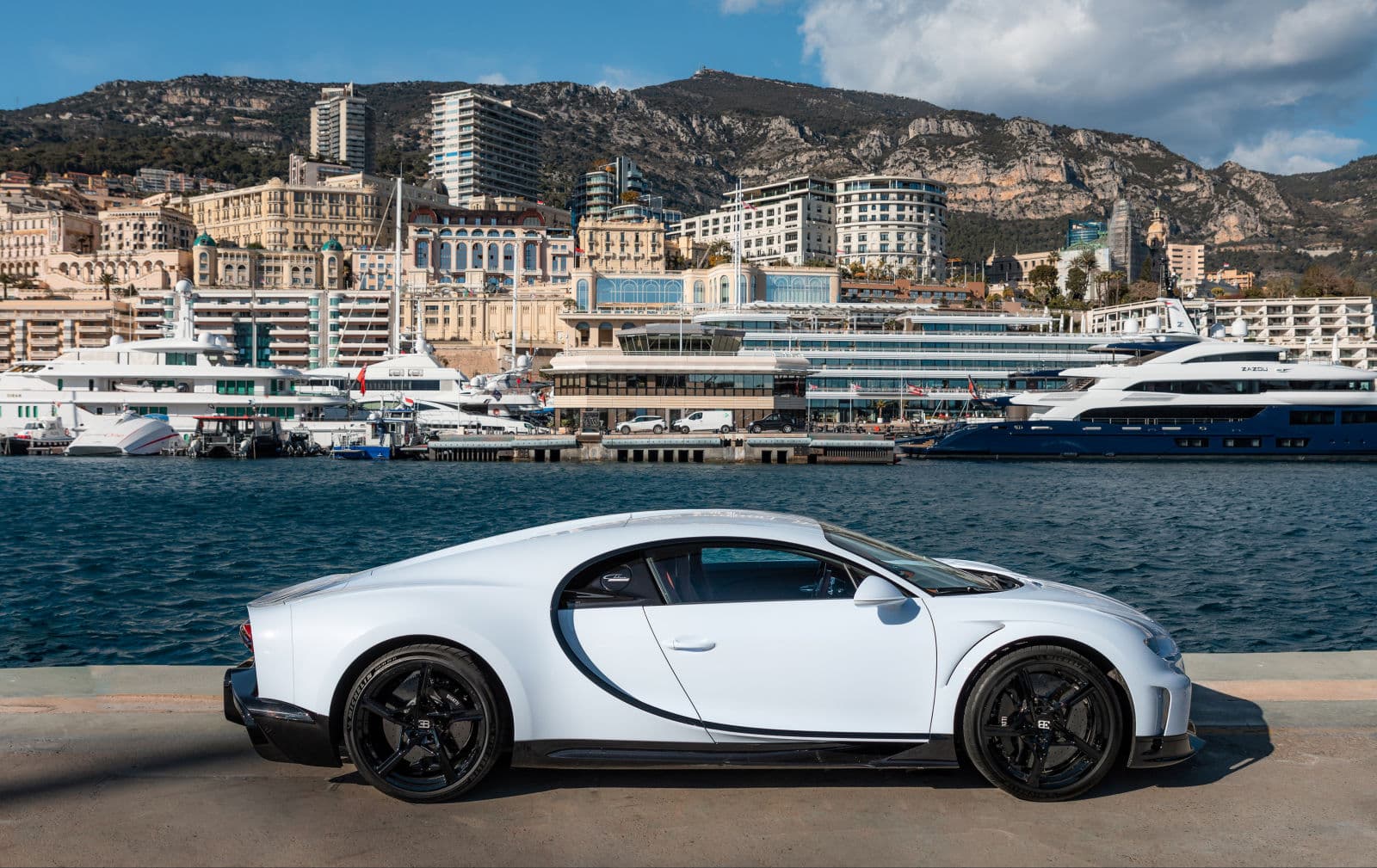 Der Bugatti Chiron Super Sport in Monaco, ein Juwel in der Krone der französischen Riviera, das an der Spitze des europäischen Luxus steht.