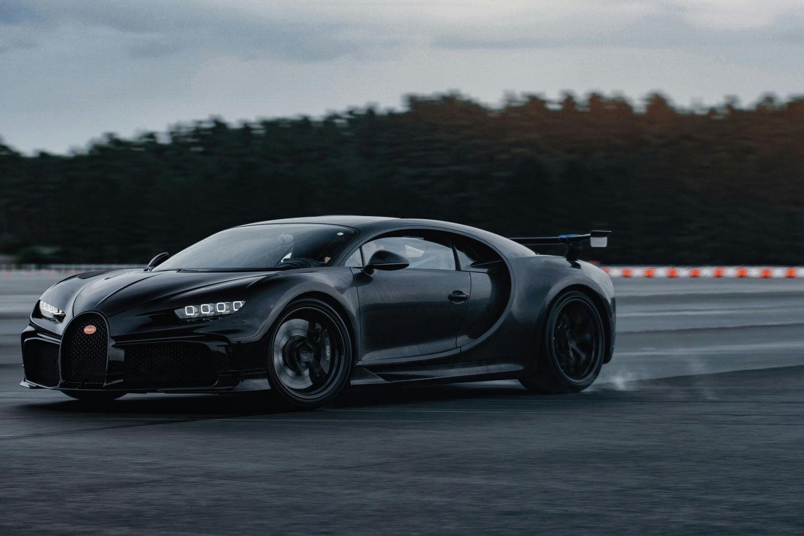 The Chiron Pur Sport proudly displays the famous Bugatti C-line.