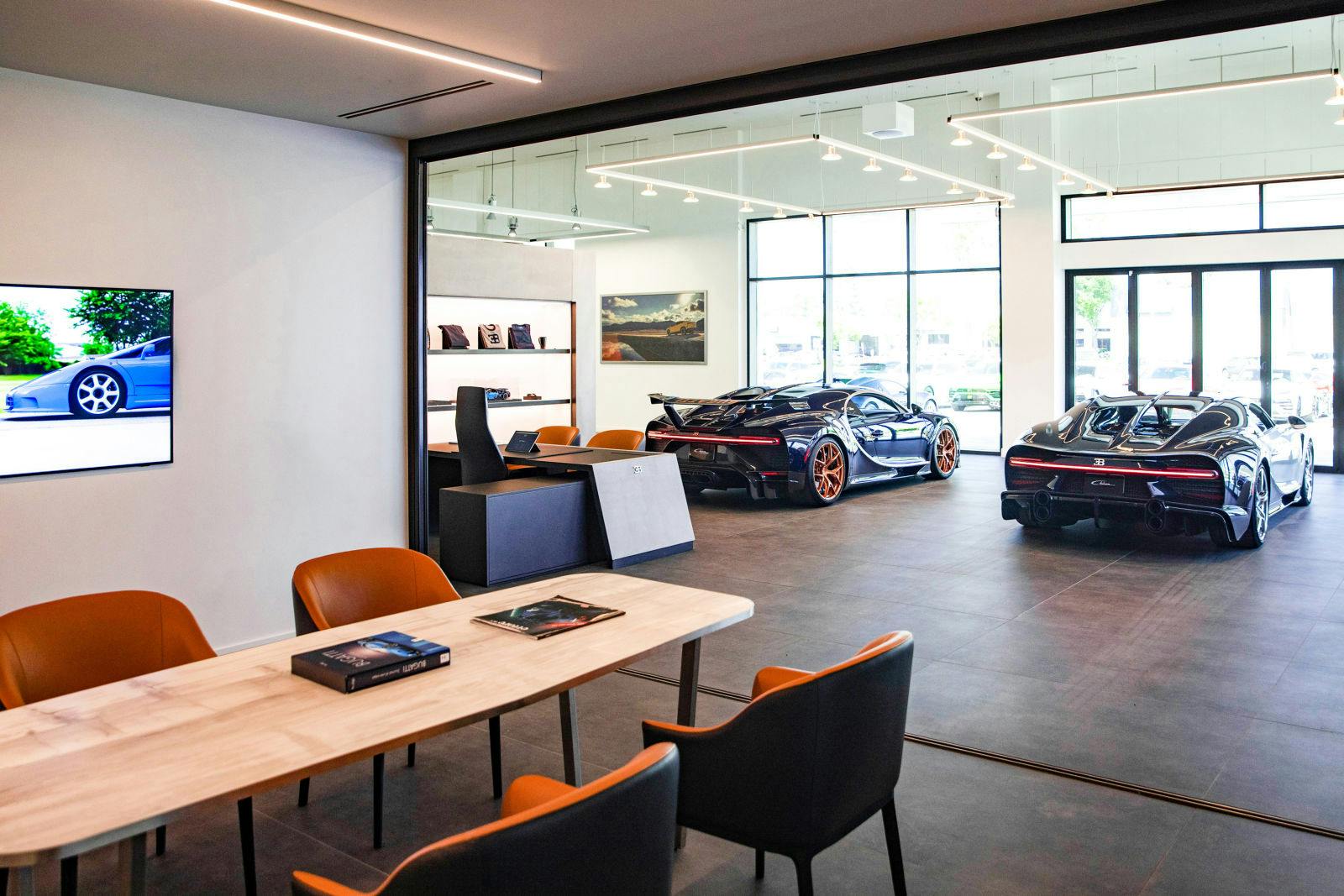 Der neue Showroom in Südkalifornien zeichnet sich durch ein elegantes, modernes Design und eine offene Raumaufteilung aus, die über die Wände hinausreicht.
