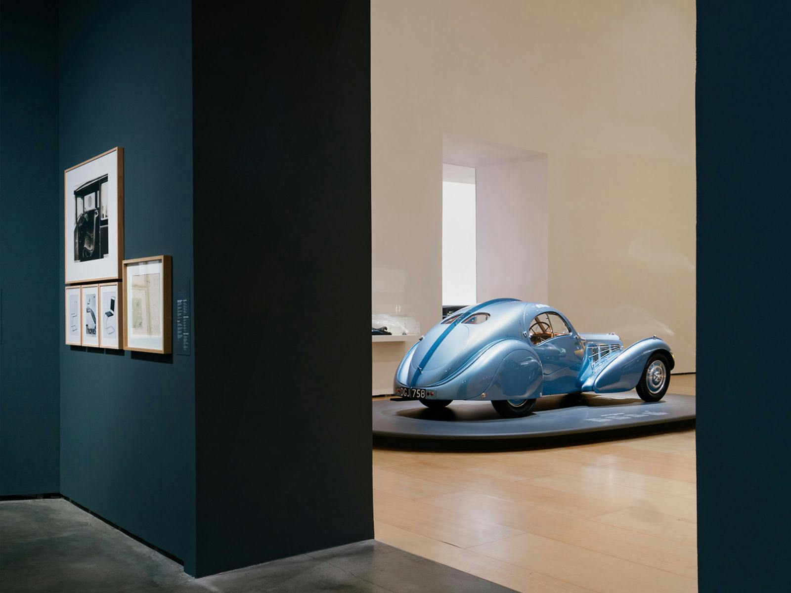 Der Bugatti Typ 57 SC Atlantic, der in der Galerie "Skulpturen" präsentiert wird, steht neben der berühmten Skulptur "Walking Panther" von Rembrandt Bugatti.