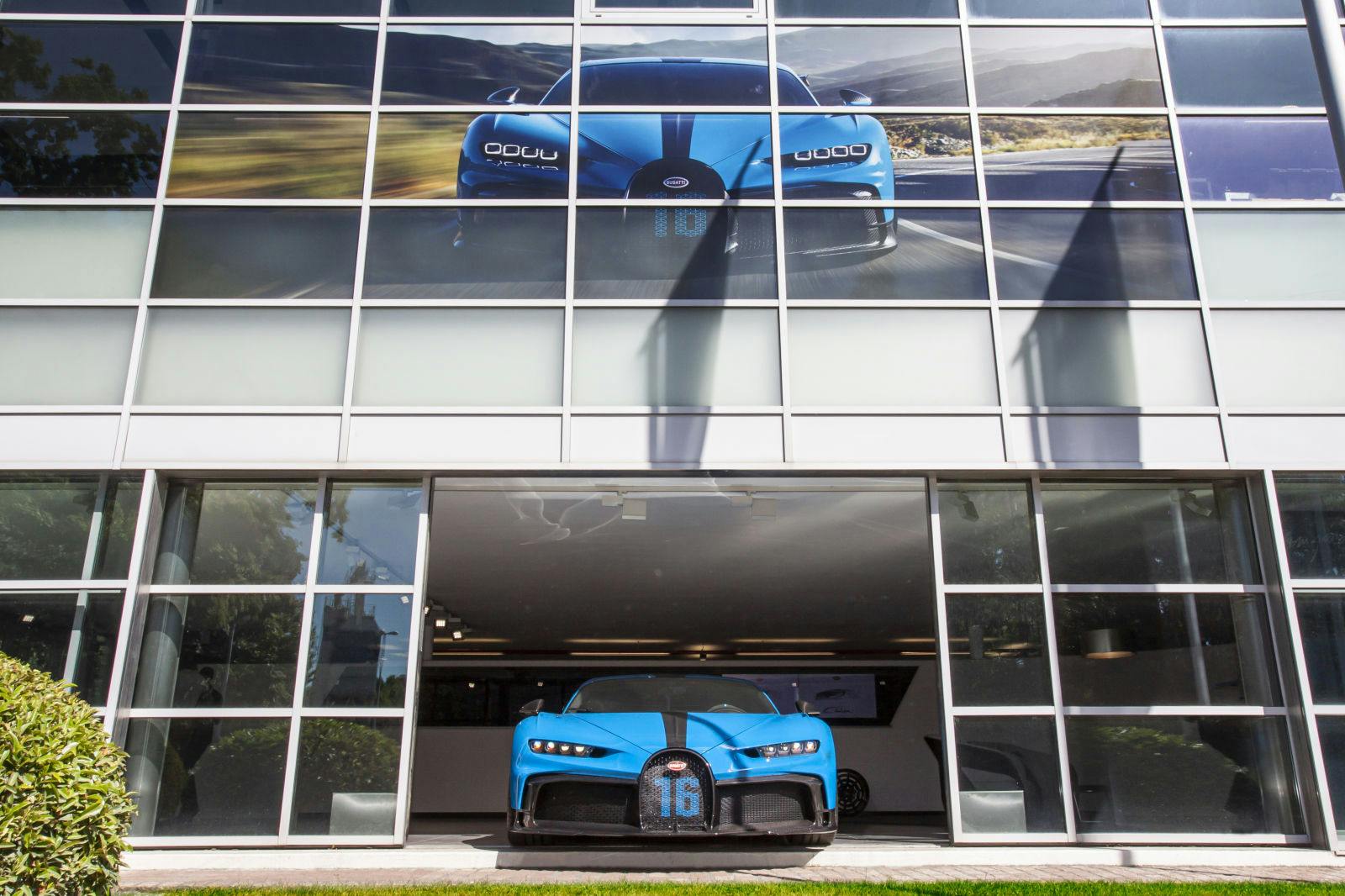 La Bugatti Chiron Pur Sport au showroom à Genève.