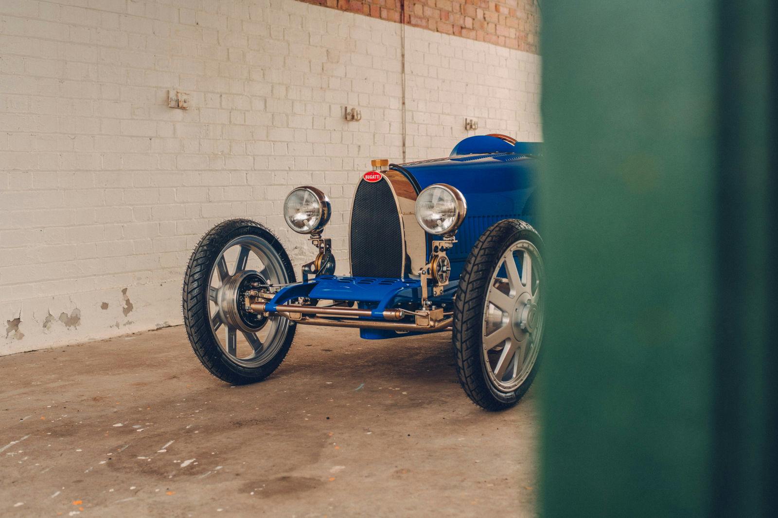 Der Ei-förmige Kühlergrill erinnert sofort an Bugatti.