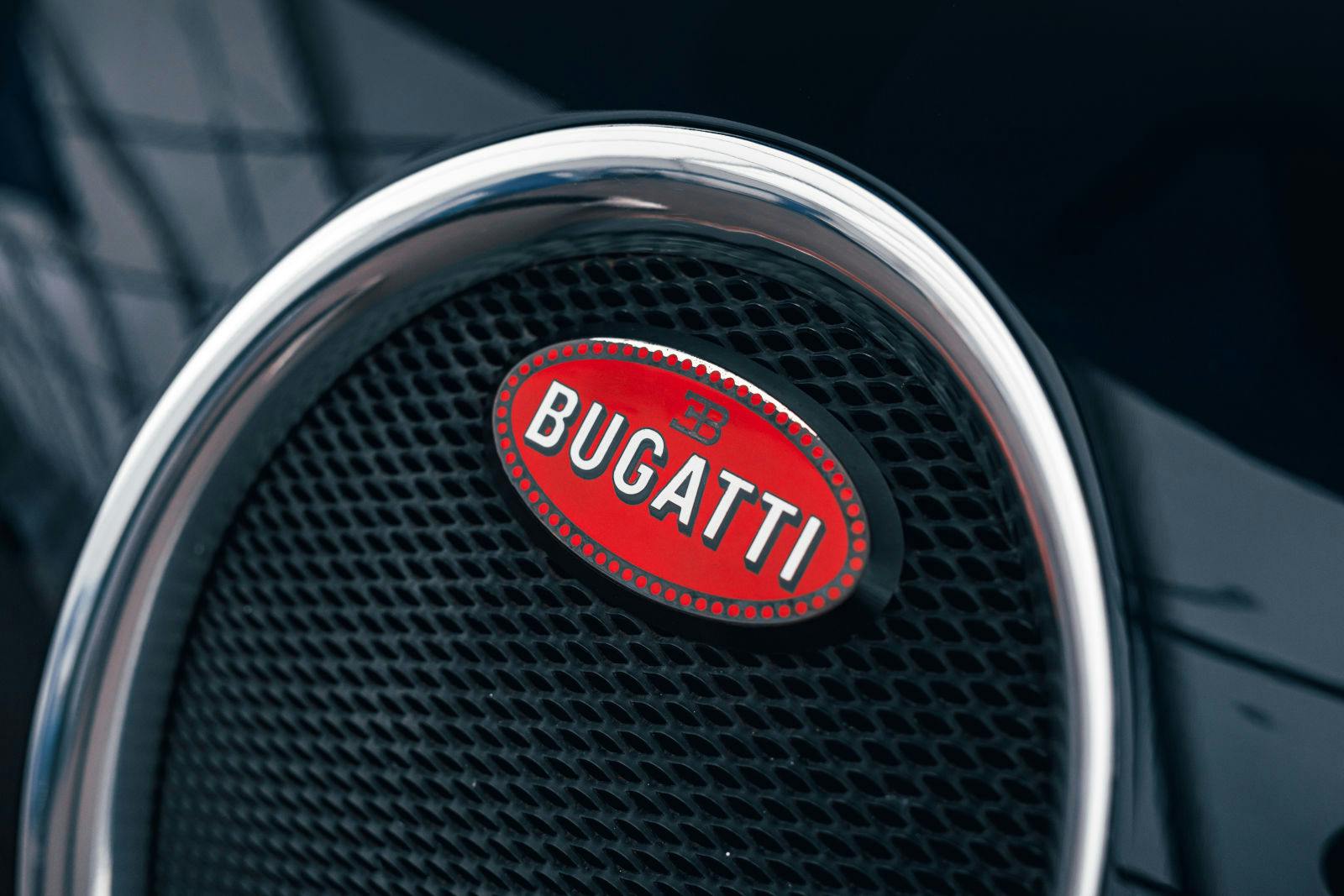 L'ovale rouge de la marque est également utilisé à l'époque moderne de Bugatti : ici sur la Bugatti Veyron 16.4.