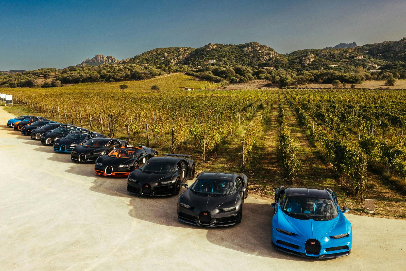 Un convoi de 22 modèles Chiron, Centodieci et Veyron attendaient le début d'un voyage de trois jours.