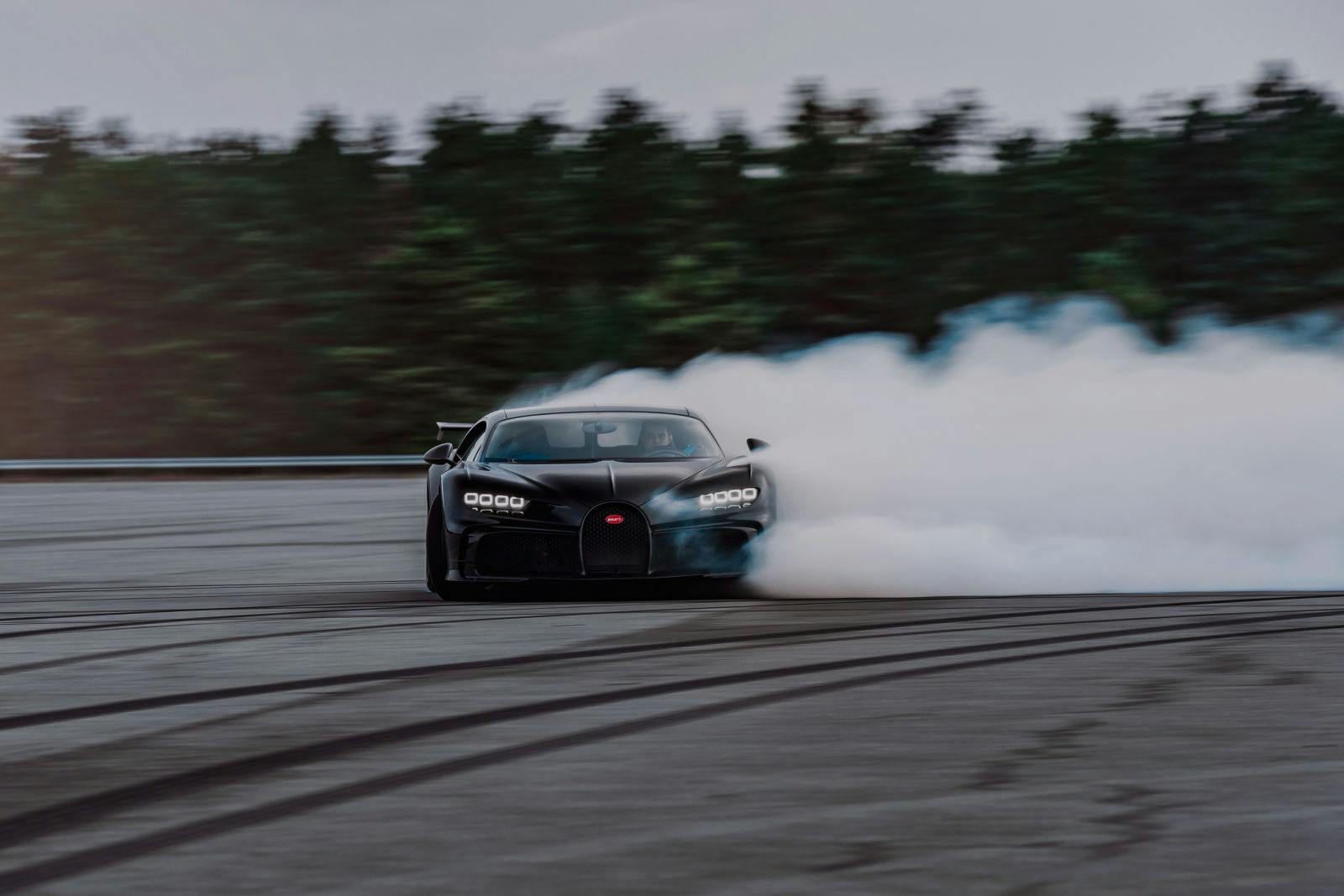 Tire smoke billows from the four wheel arches of the Chiron Pur Sport during the ‘C-Drift’.