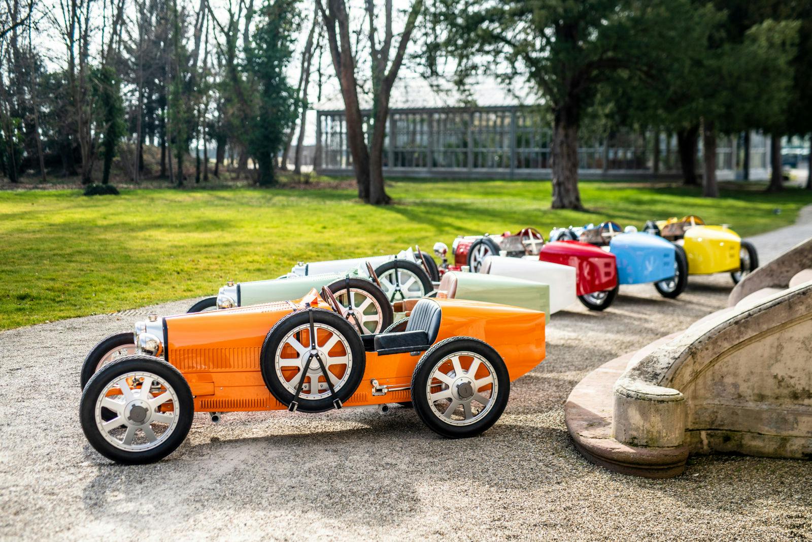 Sechs Bugatti Baby II in leuchtenden Frühlingsfarben waren ebenfalls Teil dieses ultimativen Übergabeerlebnisses.