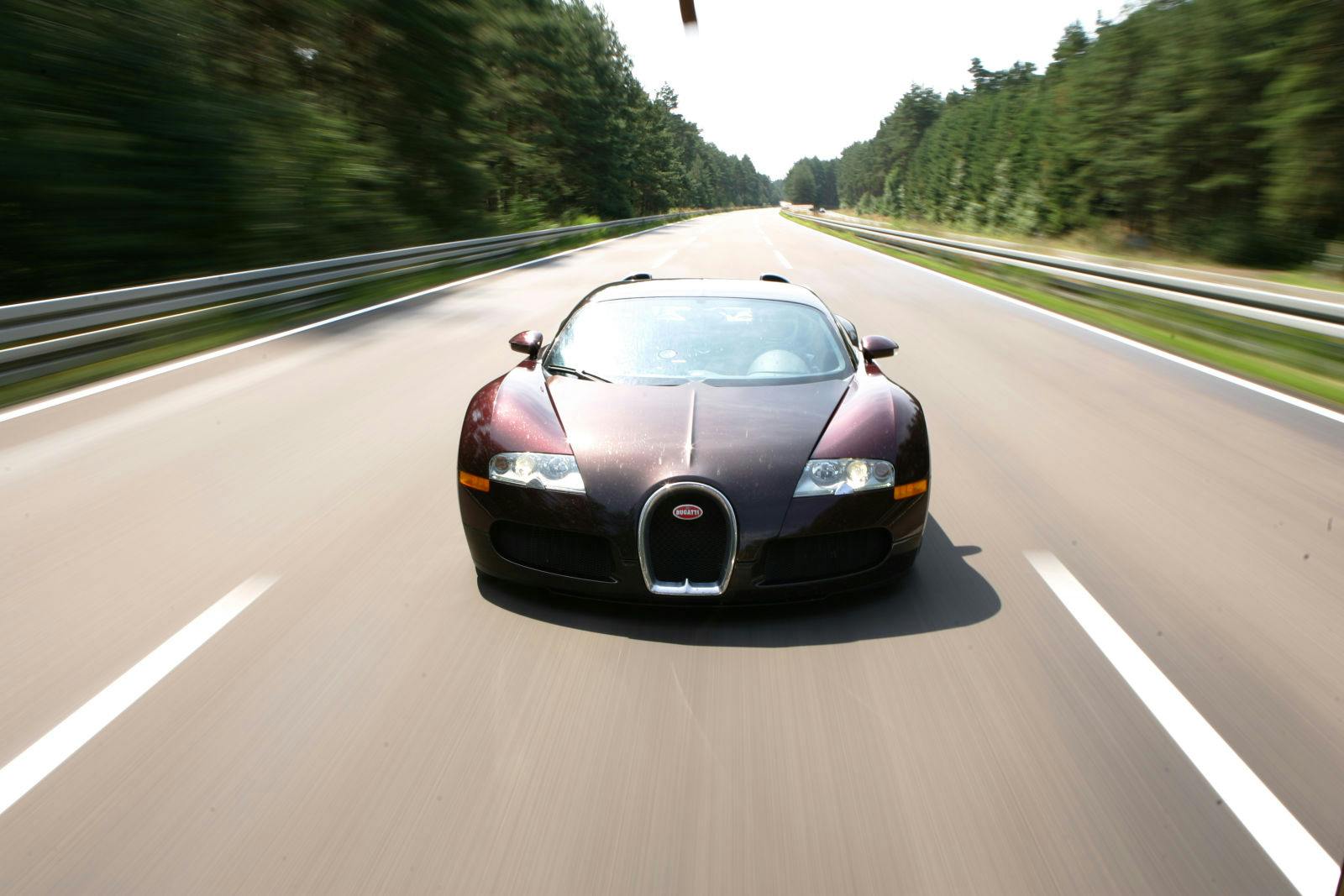 Vor 15 Jahren schafft der Bugatti Veyron 16.4 das Unmögliche: Als erstes Serienfahrzeug überhaupt durchbricht er die 400 km/h-Grenze.
