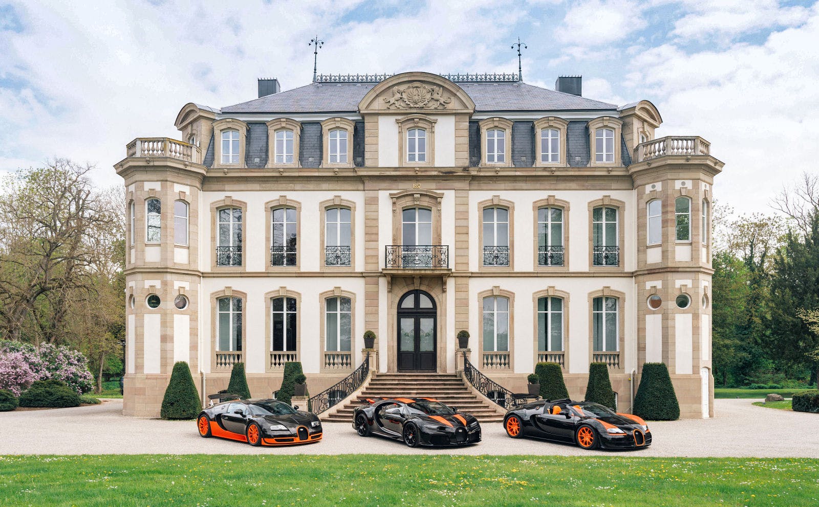La Veyron 16.4 Super Sport World Record Edition, la Chiron Super Sport 300+ et la Veyron Grand Sport Vitesse World Record Edition : les trois véhicules Bugatti ayant battu des records du monde de vitesse en visite à Molsheim avec leur propriétaire.