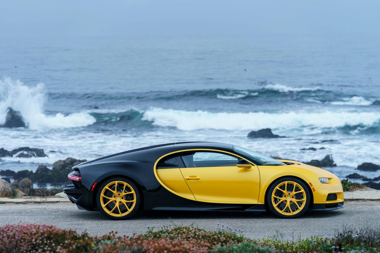 Bugatti lieferte den ersten produzierten Chiron nach Nordamerika in der auffälligen Farbkombination mit gelb und schwarz lackiertem Karbon.  
