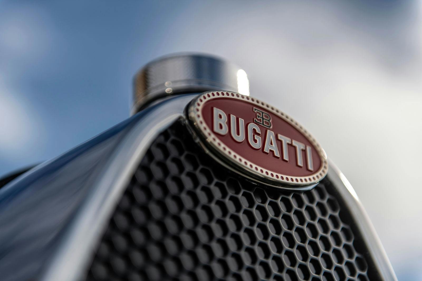 Der Bugatti Baby II zeigt stolz sein 50g schweres Bugatti-Macaron aus massivem Silber.