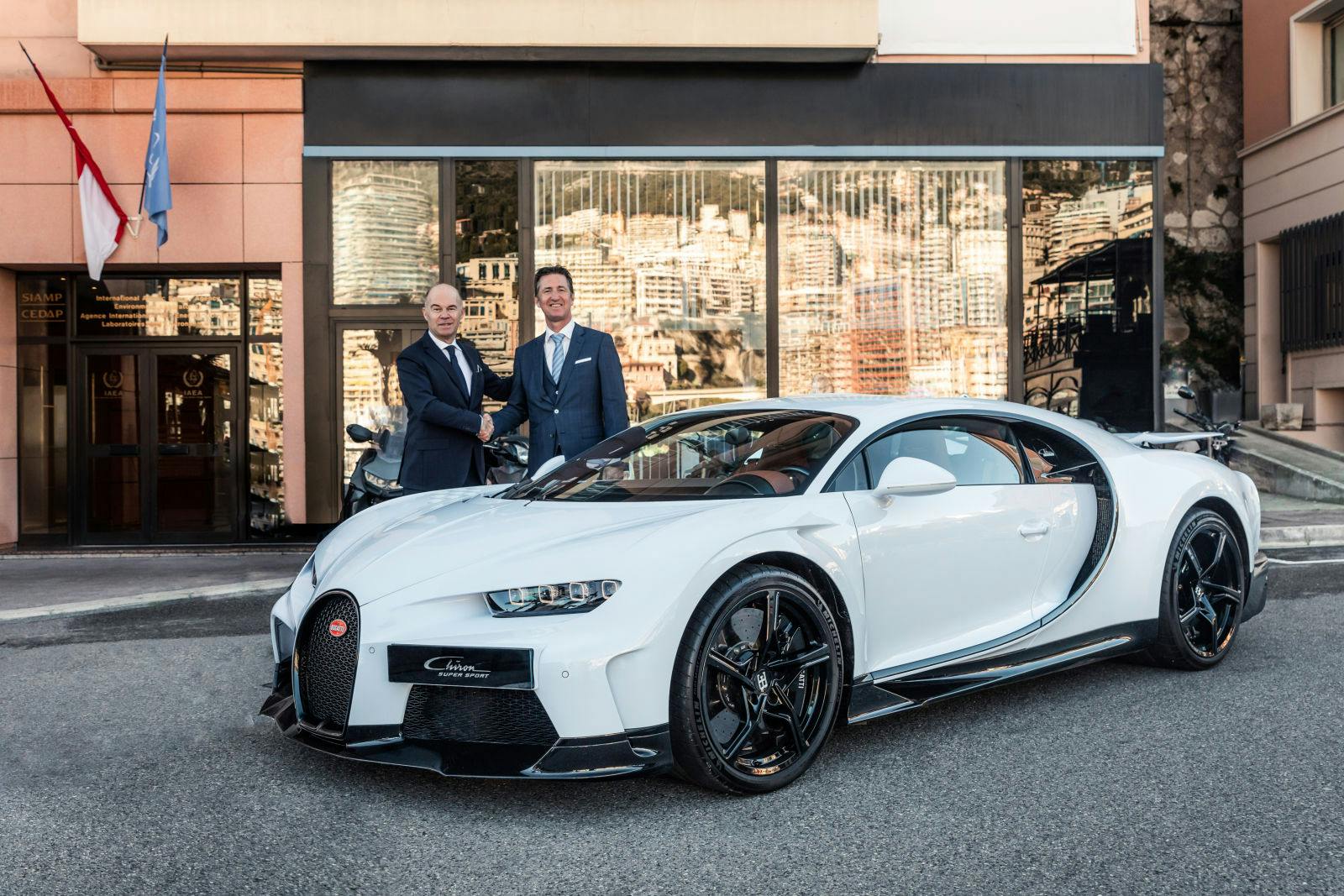 Guy Caquelin, Regional Director Europe bei Bugatti und Stéphane Colmart, Generaldirektor der Gruppe Segond Automobile mit dem Chiron Super Sport vor dem zukünftigen Bugatti Showroom in Monaco.