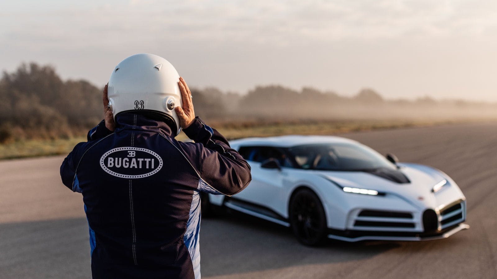 Der Vorserienprototyp wird von Bugattis Testfahrern und Ingenieuren auf der Teststrecke in Nardò bis an die Grenzen getrieben.