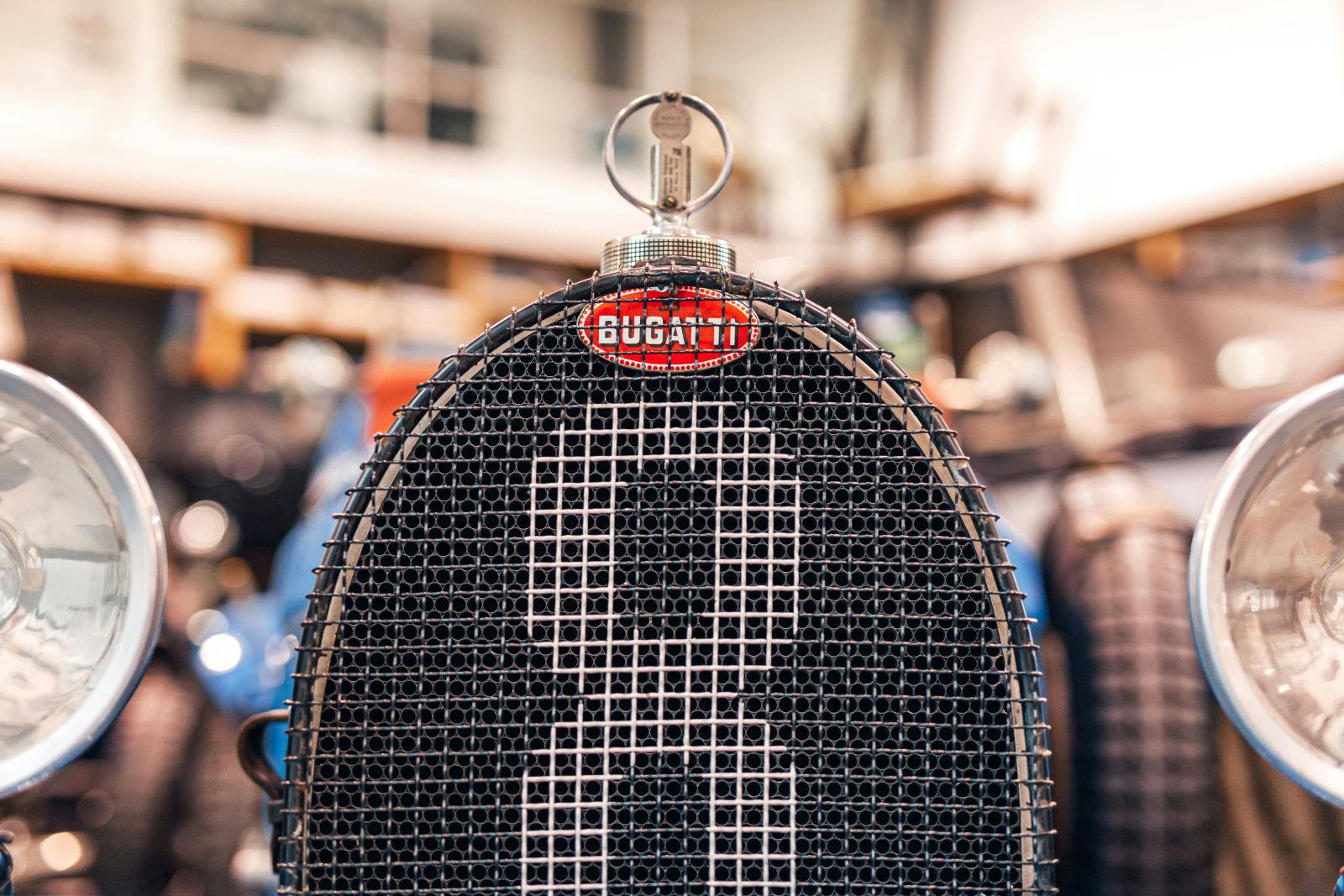 Das historische Emblem der Marke : das Bugatti-Macaron am Bugatti Type 35T.