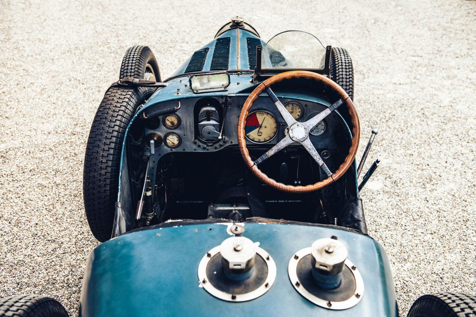 La Type 51 n’a connu aucune restauration ni retouche de peinture, portant encore les marques de neuf décennies de sport et de passion automobile.