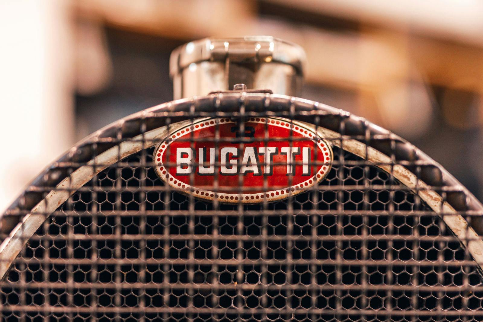 Das historische Emblem der Marke: das Bugatti-Macaron am Bugatti Type 51.