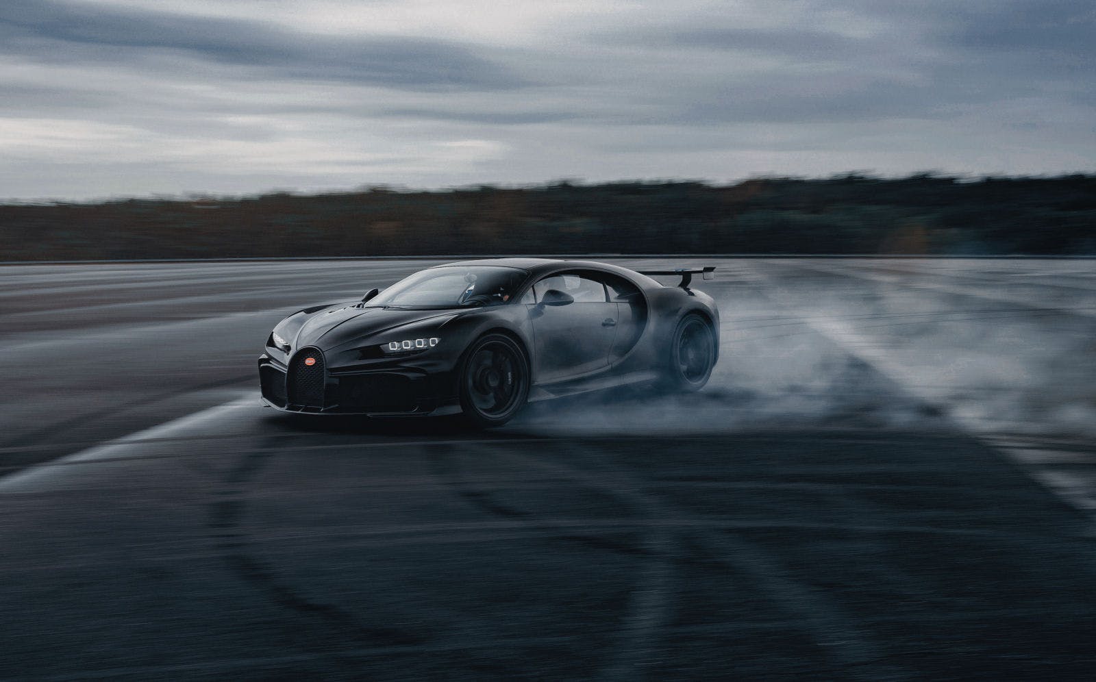 The Chiron Pur Sport launches into a controlled drift to create an arresting visual of Bugatti’s iconic C-line on the tarmac.