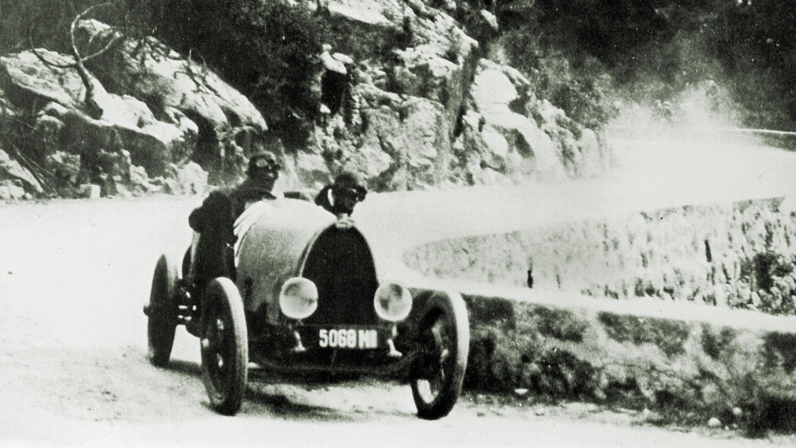 Vor 100 Jahren hatte Jean Mabille den Blick fest auf die Straße gerichtet, als er seinen Bugatti Type 13 perfekt um jede Kurve des Bergrennens von La Turbie navigierte.