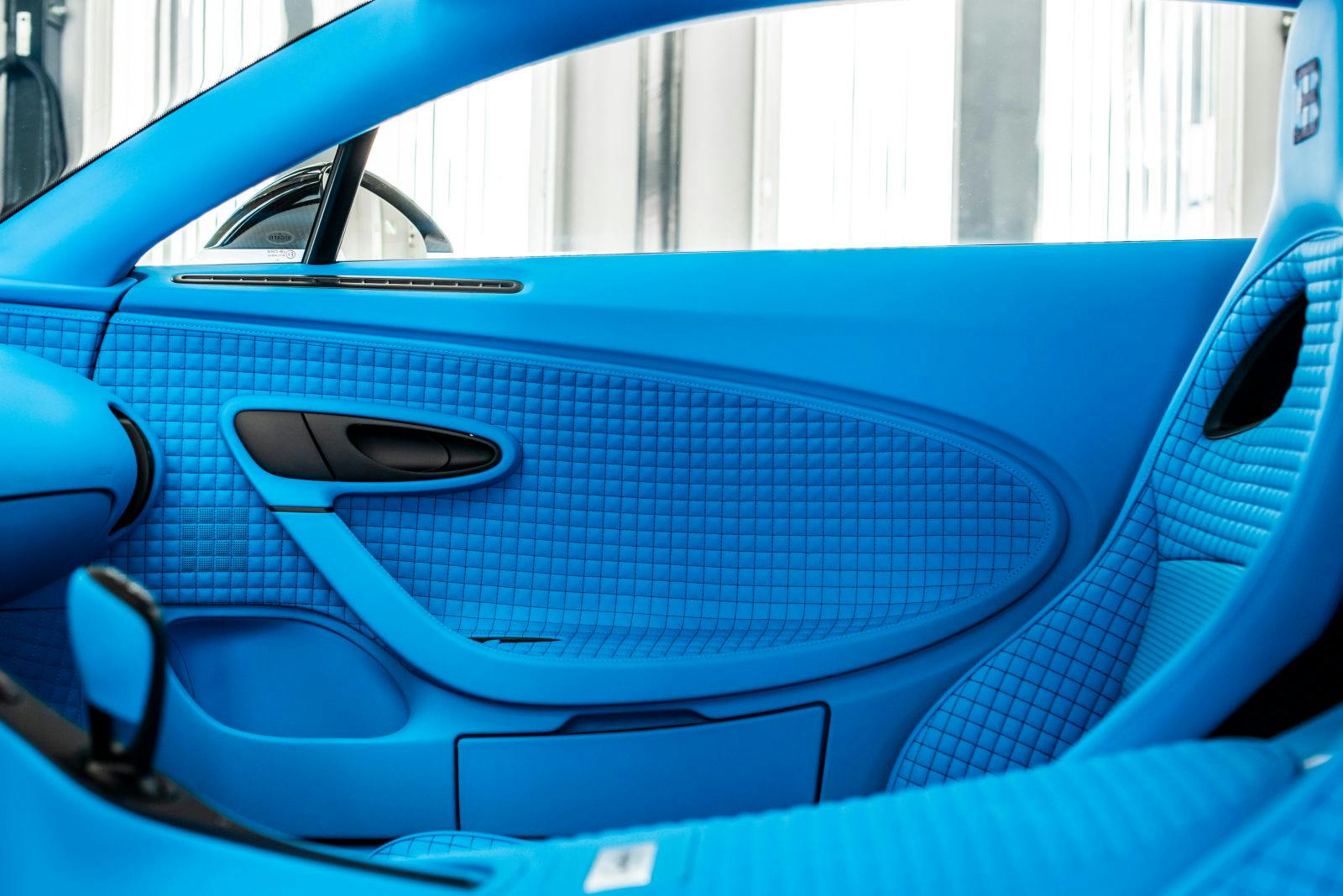 La couleur Light Blue Sport fait écho à la célèbre nuance de bleu de l’EB110.