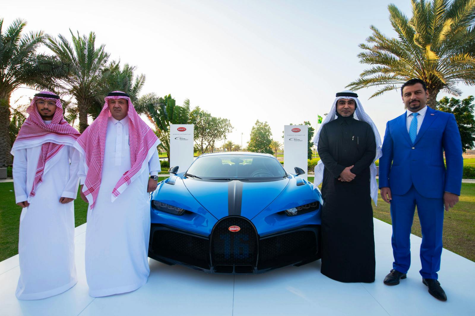 SAMACO Automotive devient nouveau concessionnaire Bugatti. Dans l’image: Mr. Yasser Sharbatly – SAMACO Automotive Board Member, Mr. Mohammed Raffa - SAMACO Automotive CEO, Mr. Nizar Al Karim - Bugatti KSA Brand Manager, Mr. Abdulaziz Sharbatly (de droite à gauche)