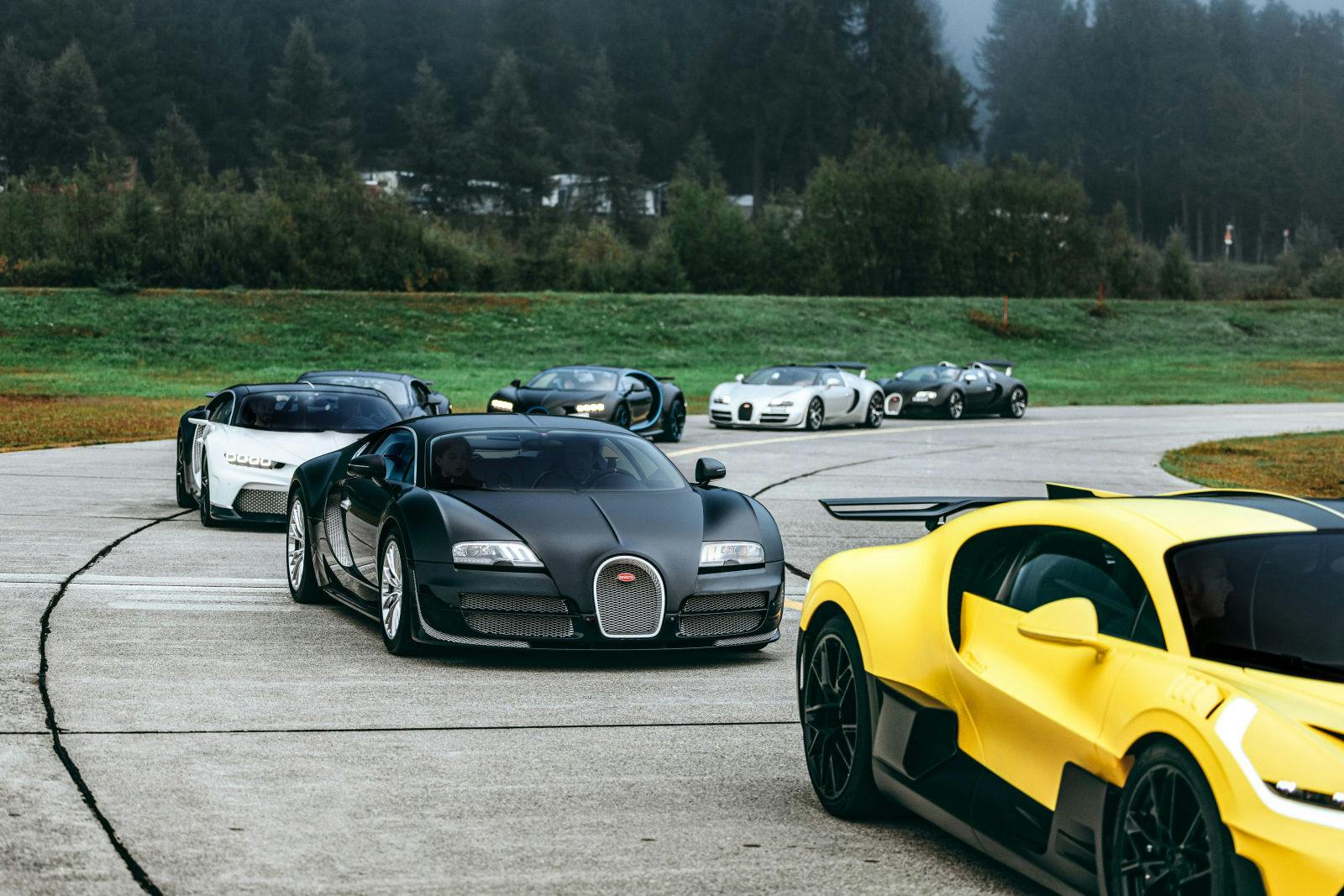 Legendäre Bugattis stehen auf dem spektakulären Flugplatz von Samedan für die ultimative Geschwindigkeitsdemonstration bereit.
