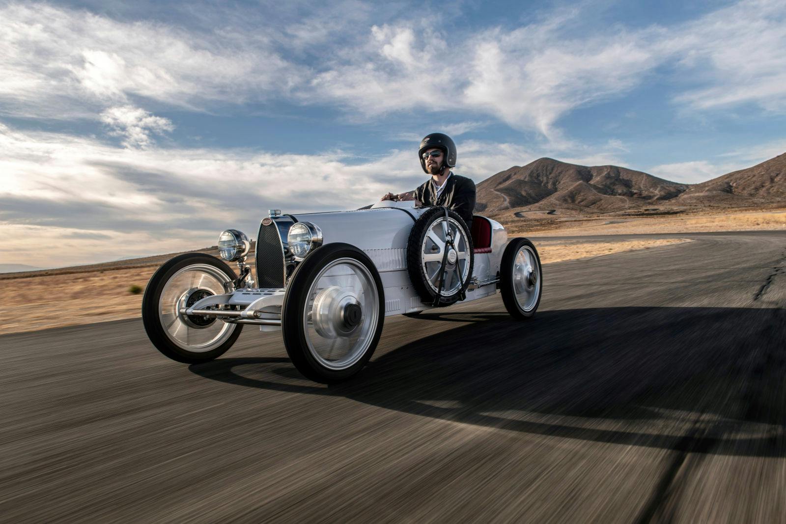 Un pilote d'essai chanceux se servant de la clé de vitesse Bugatti sur le circuit 
de Willow Springs Raceway.