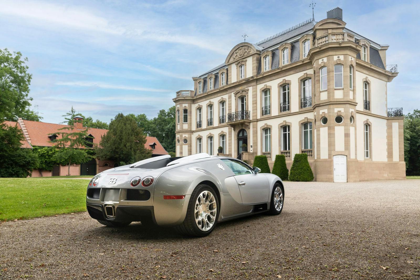 2009 an seinen Besitzer ausgeliefert, begleitet der Veyron Grand Sport ihn seitdem und nimmt einen Ehrenplatz in seiner Sammlung ein.
