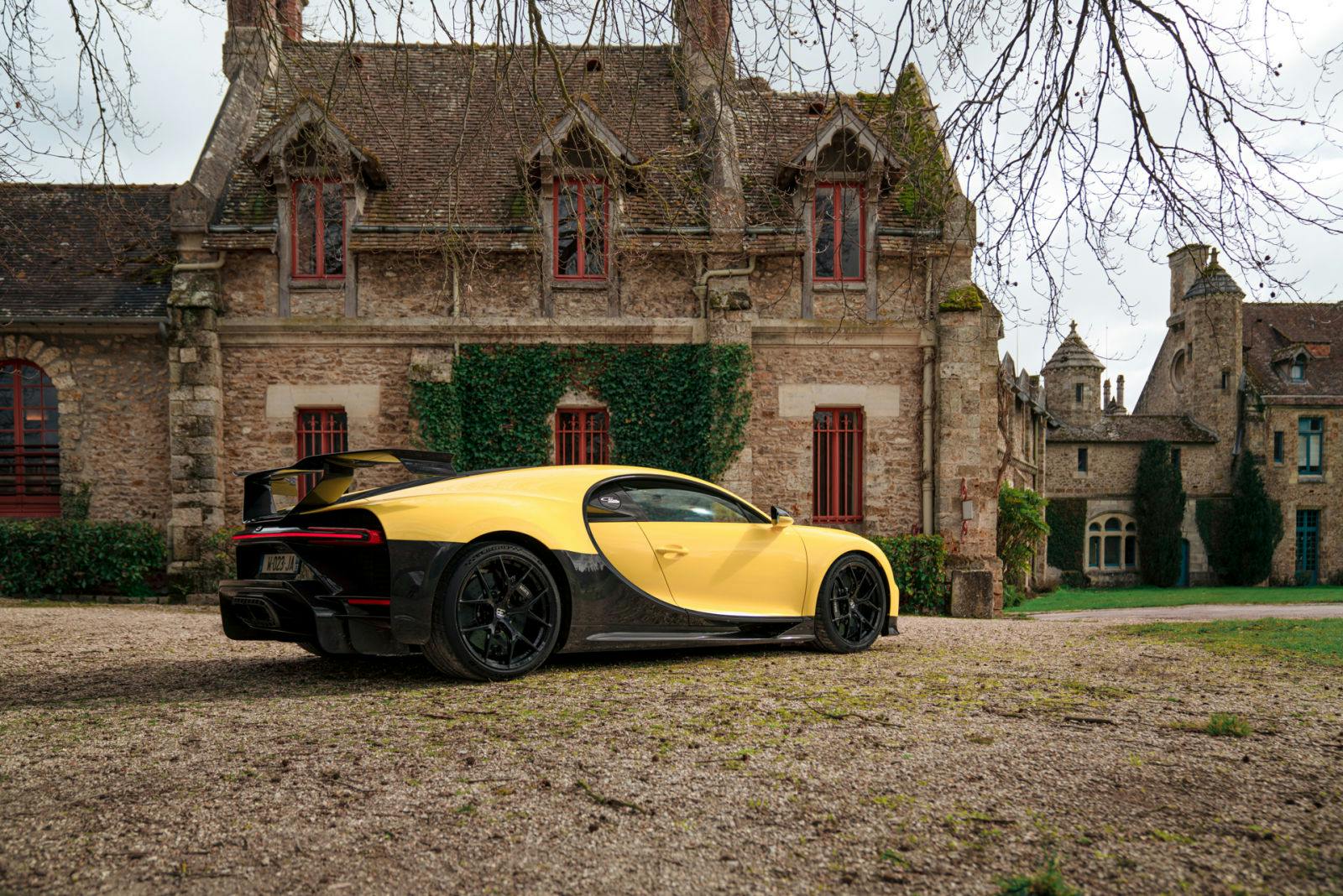 La Bugatti Chiron Pur Sport devant l’ancienne  abbaye des Vaux de Cernay, à Rambouillet, au sud-ouest de Paris.