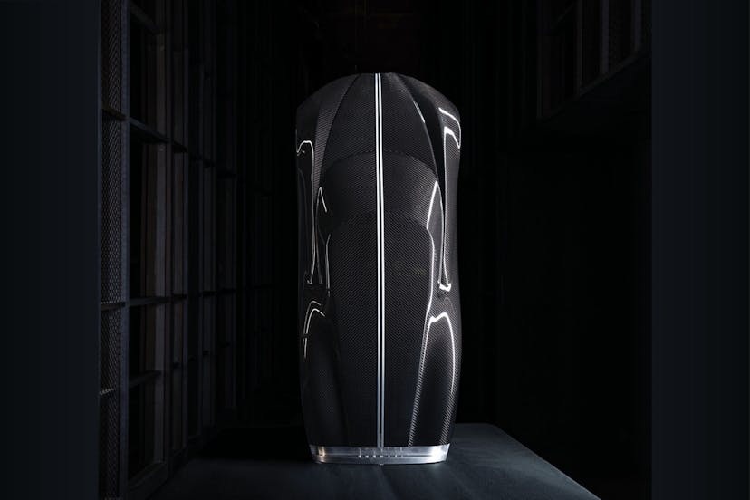 Das 15-Liter-Einzelstück „La Bouteille Noire“, inspiriert von dem einmaligen Hypersportwagen „La Voiture Noire“, wird von einem Bugatti-Besitzer erworben.