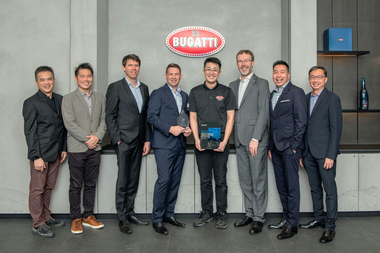Das Team von Bugatti Singapore wird zum „Regional Best Performing Bugatti Service Partner" für die Region Asien/Naher Osten ernannt.