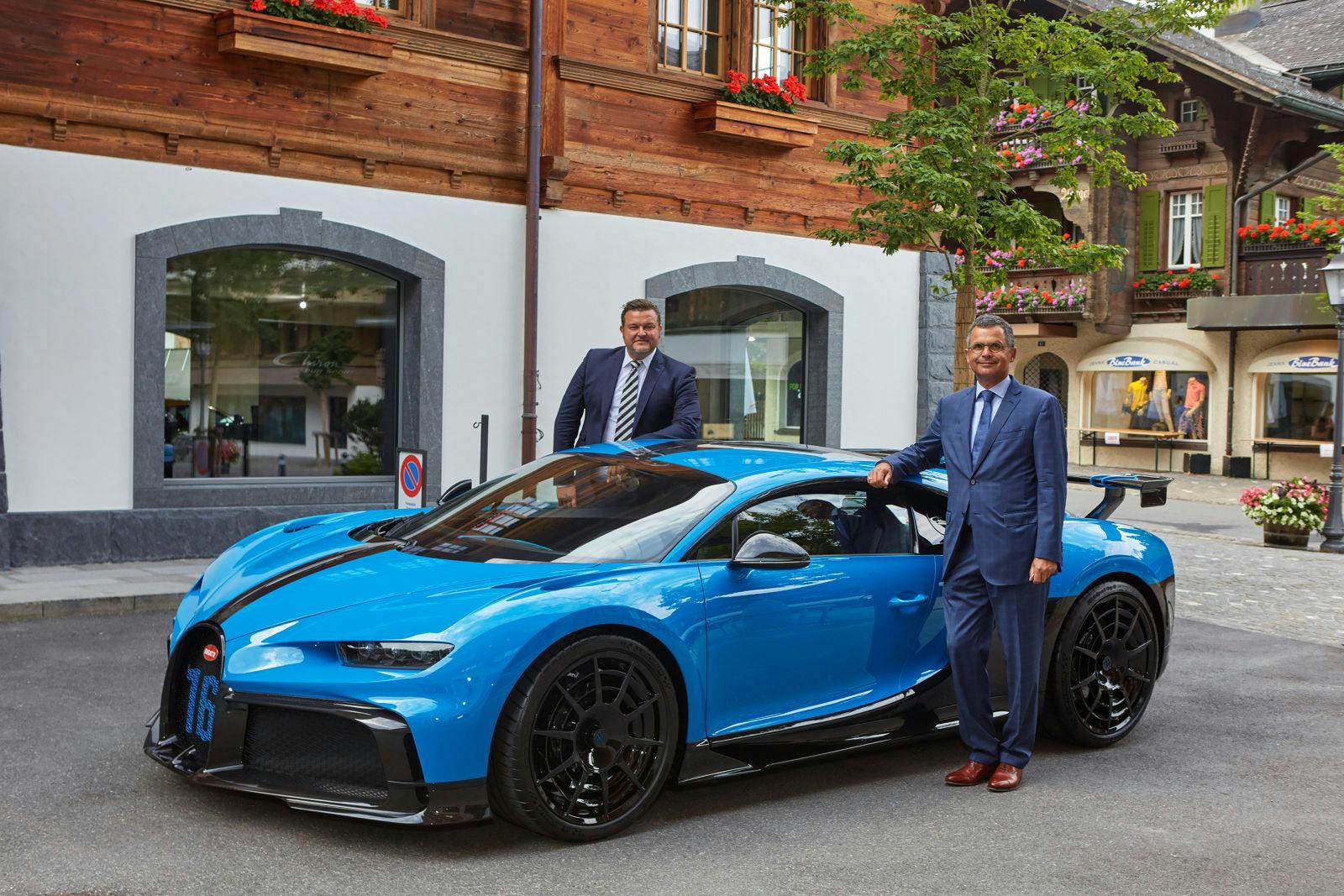 Beat Imwinkelried, Inhaber der Pichler GFG AG (rechts im Bild) mit Chris Schenk, CEO  Bugatti Gstaad (links).