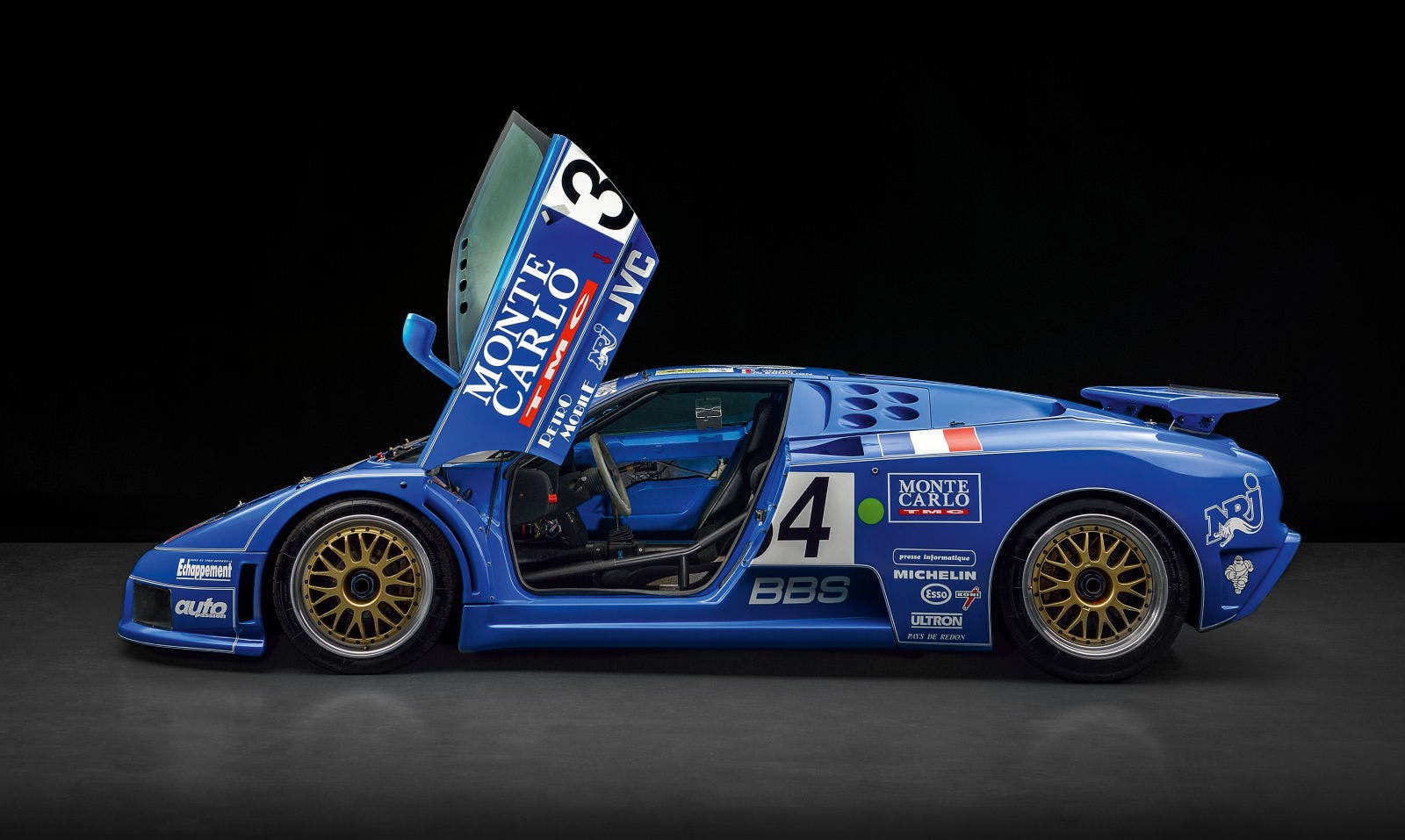 En 1994, exactement 55 ans après la dernière victoire, Bugatti participe aux 24 Heures du Mans avec une EB 110 Super Sport.
