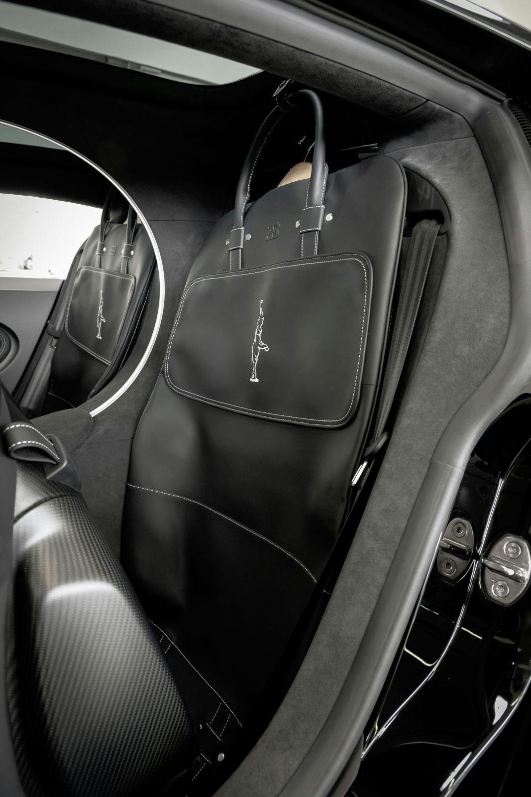 Das dreiteilige Ledertaschenset lässt sich perfekt im Bugatti Chiron verstauen – die beiden Taschen passen optimal hinter die Vordersitze.