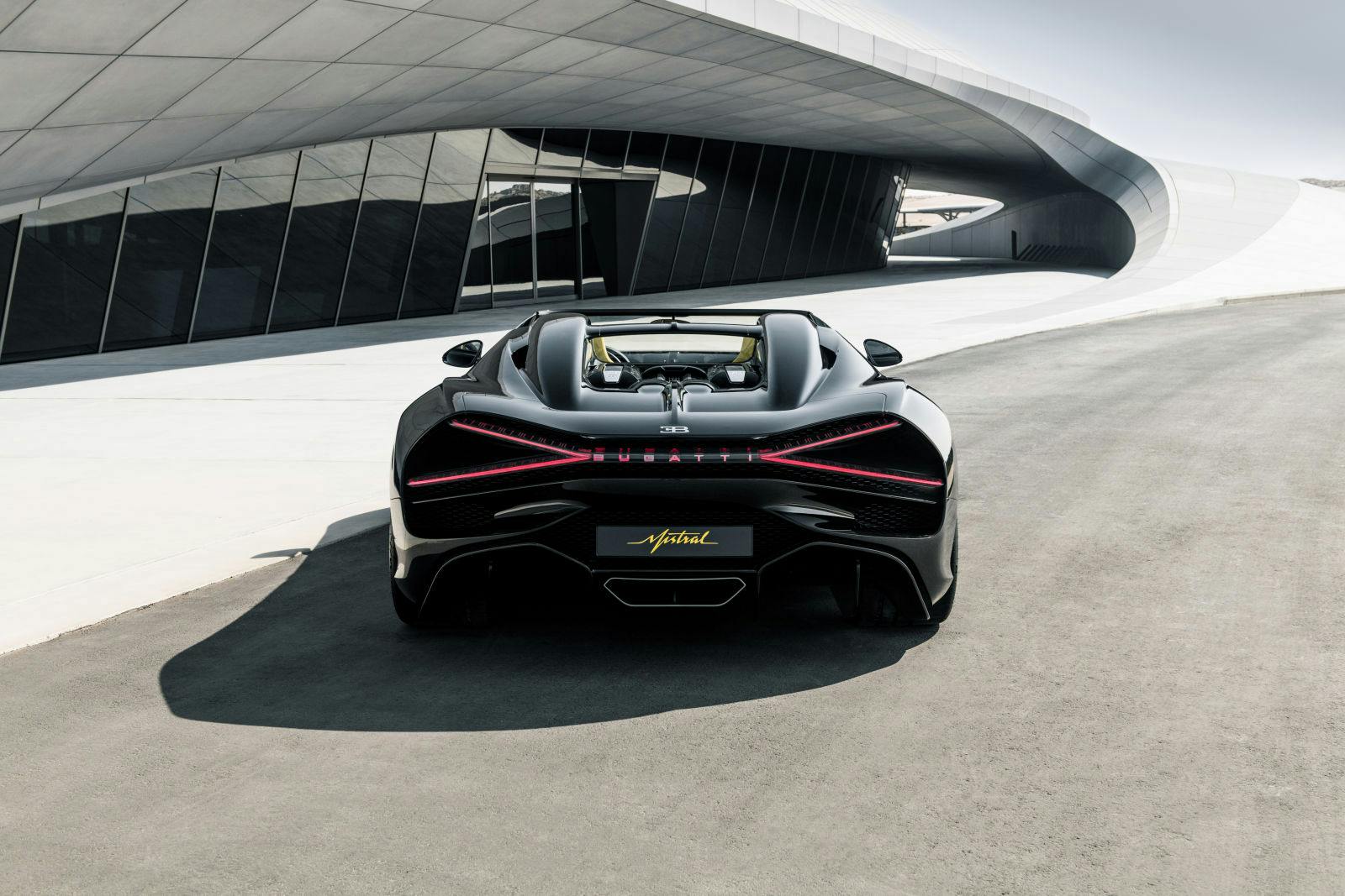 Der Bugatti W16 Mistral und der Hauptsitz der BEEAH Group in Schardscha teilen die gleiche Philosophie: „Form follows Performance“.  