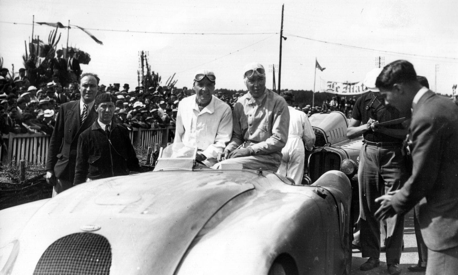 En 1937, Jean-Pierre Wimille et Robert Benoist, au volant d’une Bugatti Type 57G, remportent la première victoire tant attendue de Bugatti aux 24 Heures du Mans.