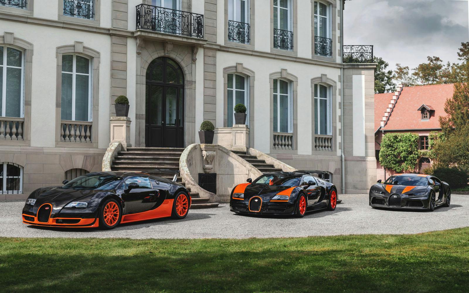 Les véhicules records Bugatti de l'ère moderne par ordre chronologique : Veyron 16.4 Super Sport (2010), Veyron 16.4 Grand Sport Vitesse (2013), Chiron Super Sport 300+ (2019).