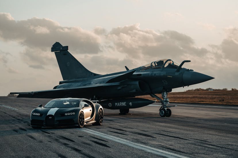 Bugatti Chiron Sport ‘Les Légendes du Ciel’ et Dassault Rafale Marine – Le rendez-vous de deux superlatifs.