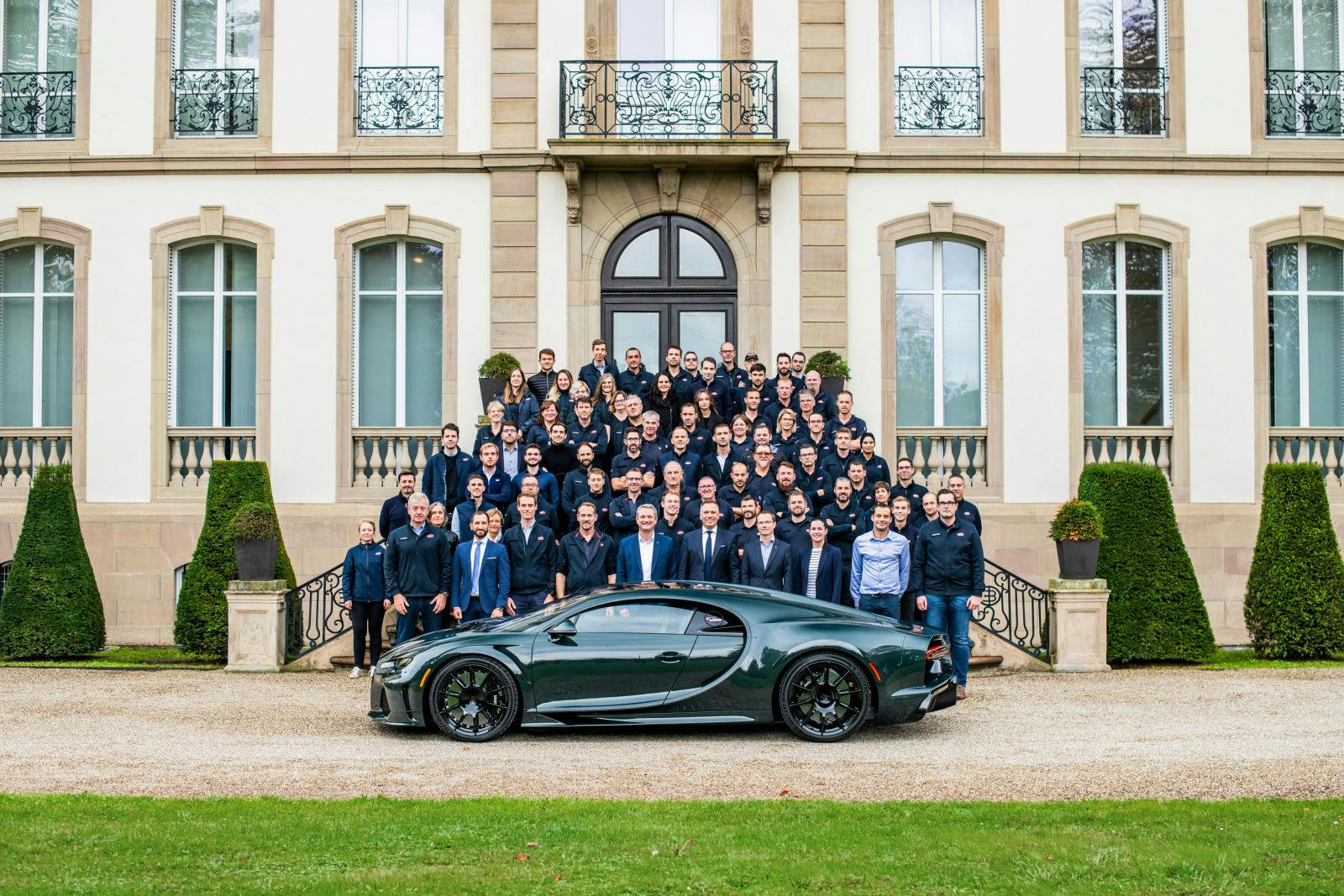 L’équipe Bugatti autour de la 400ème Chiron au Château Saint Jean à Molsheim.