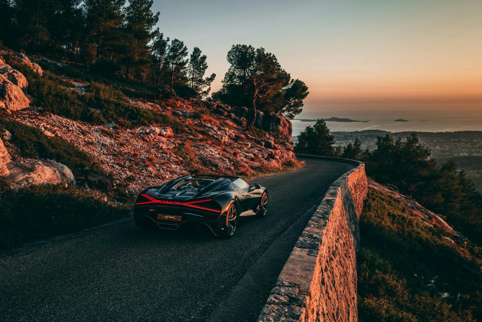 La Bugatti W16 sur les routes de la Côte d'Azur pour ne faire qu'un avec les éléments.