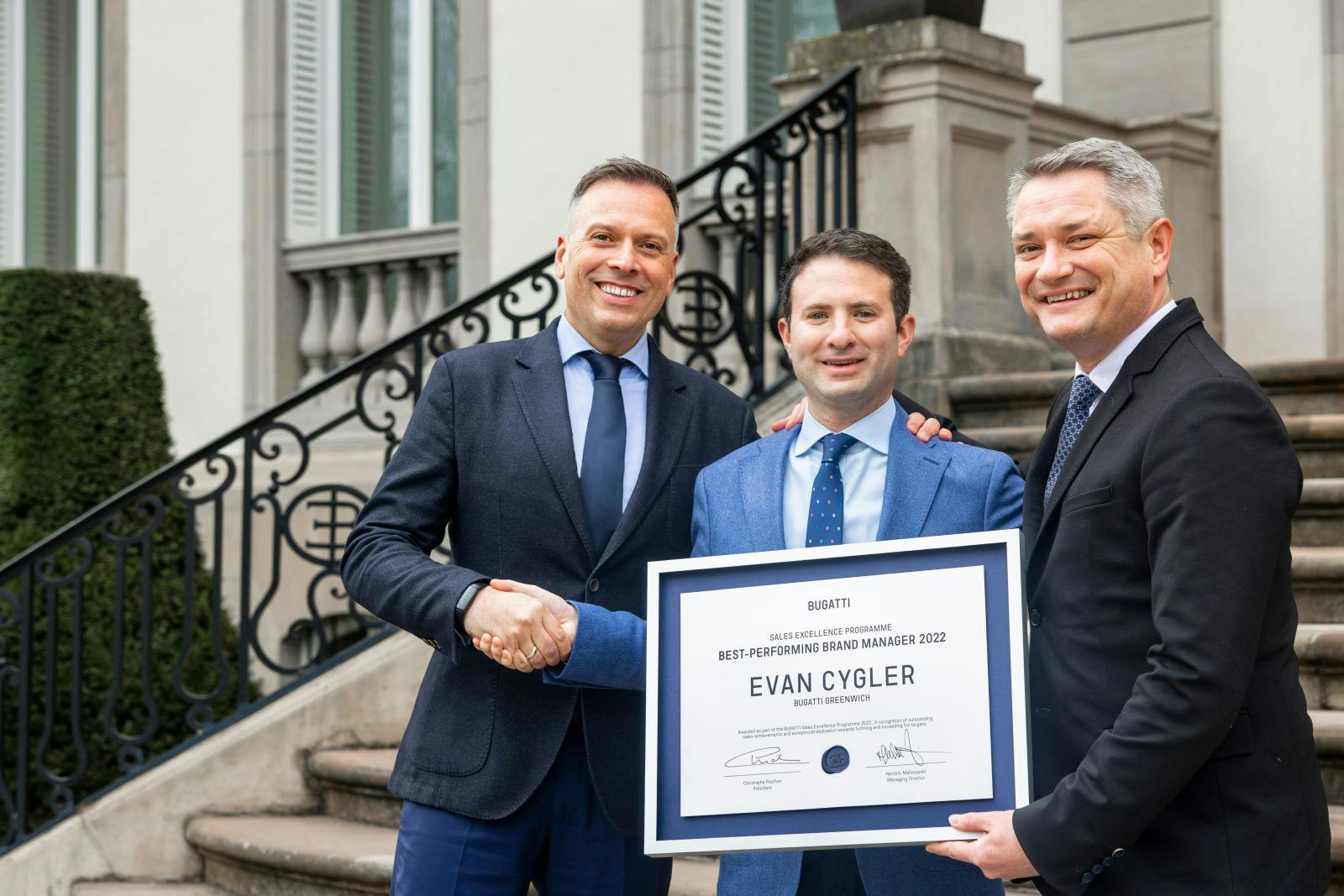 Hendrik Malinowski, Managing Director von Bugatti, und Christophe Piochon, Präsident von Bugatti, gratulieren Evan Cygler zu seinem Titel „Best Performing Brand Manager“.