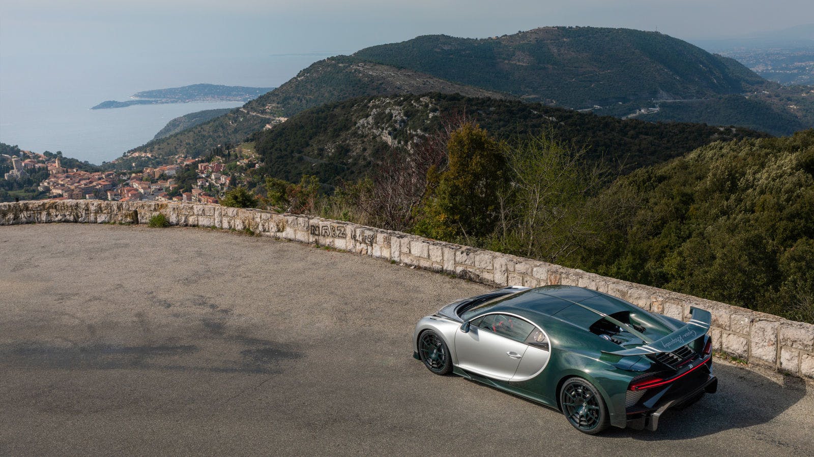 La Turbie, eine kleine Stadt im Norden des Fürstentums Monaco mit Blick auf das Mittelmeer, wo Bugatti mit einem einzigartigen Chiron Pur Sport zu Besuch war - das moderne Pendant zu Ettores Kreation, dem bislang agilsten Bugatti.