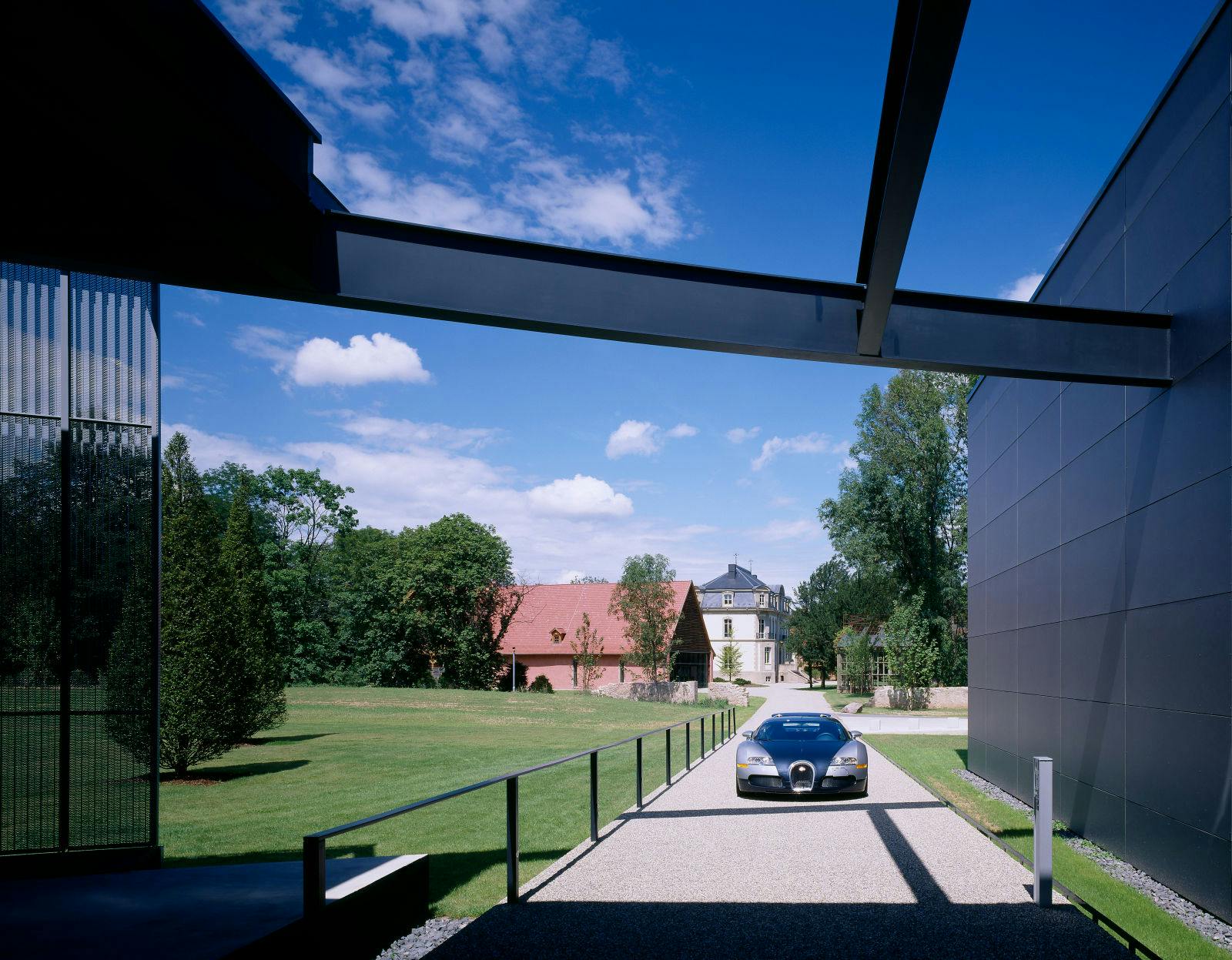 Der Bugatti Veyron 16.4 als Bindeglied zwischen der historischen Anlage und dem modernen Atelier