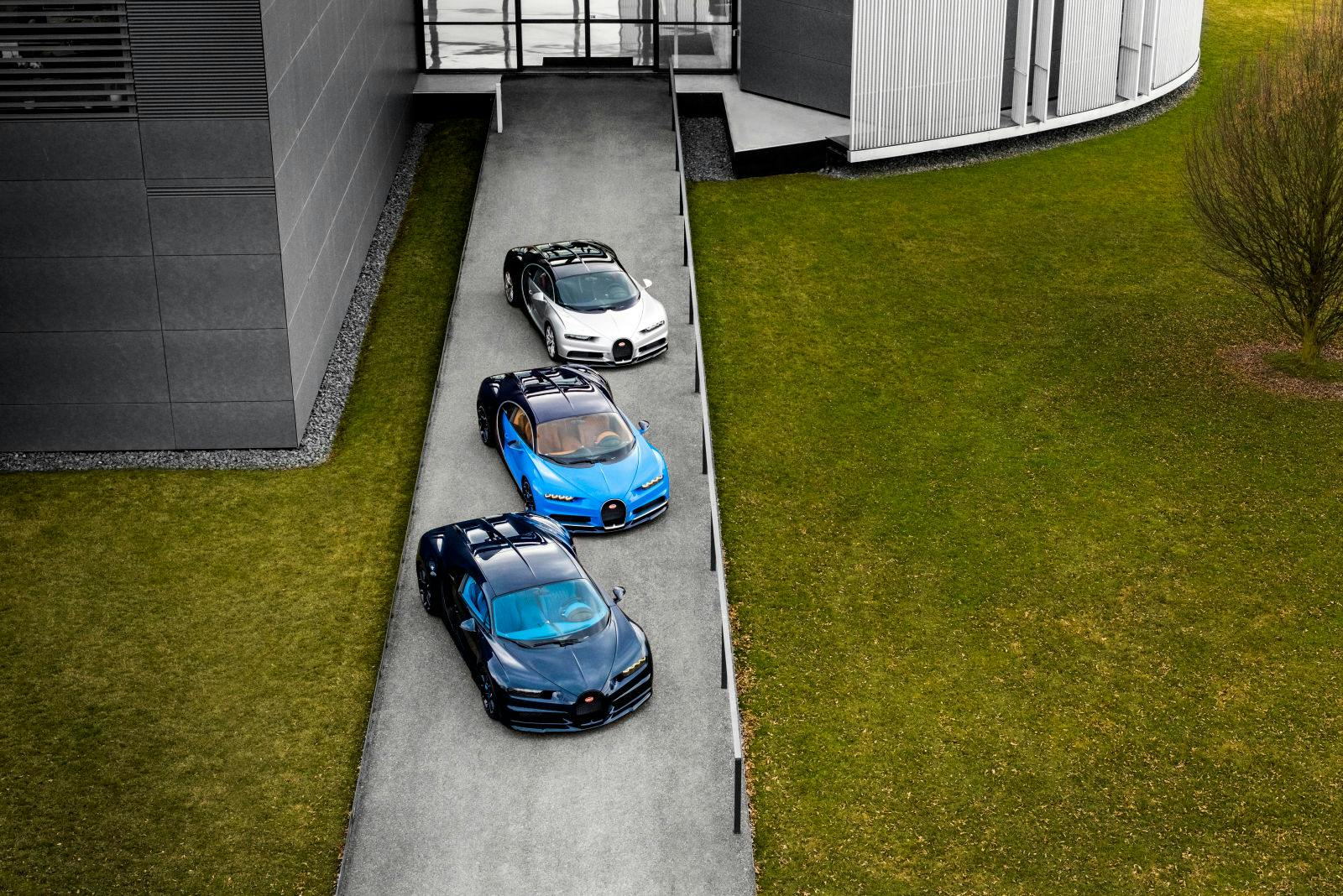 En mars 2017, les trois premières voitures clientes Chiron quittent l’Atelier de Molsheim.