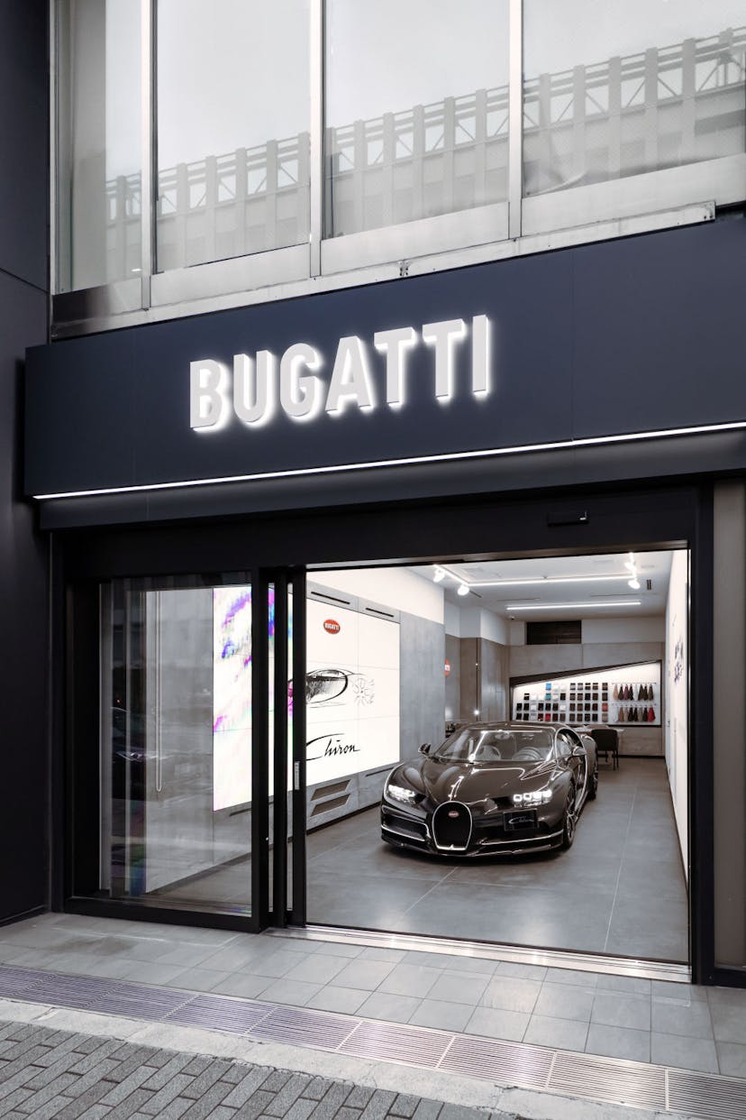 A special opening: the Bugatti Tokyo showroom opens its doors shortly after the legendary Bugatti Chiron is homologated in Japan.