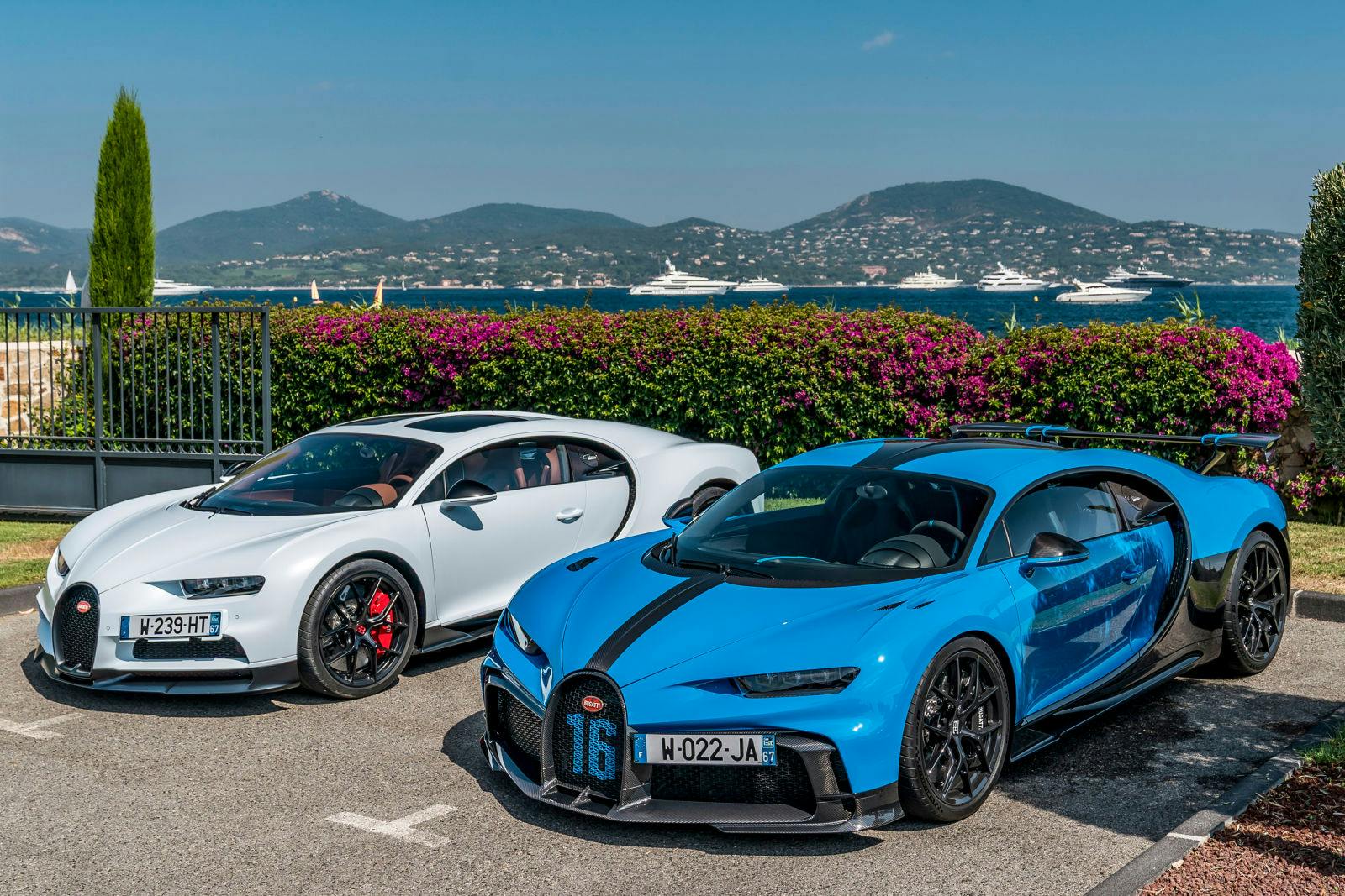 Bugatti invite ses clients à découvrir les hypersportives Chiron Pur Sport et Chiron Sport en mode dynamique.