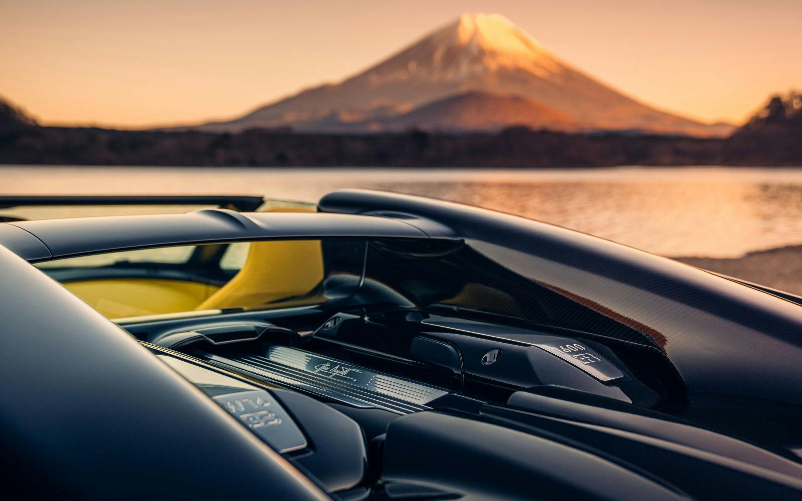 La Bugatti W16 Mistral et ses puissants 1 600 PS devant le mont Fuji.